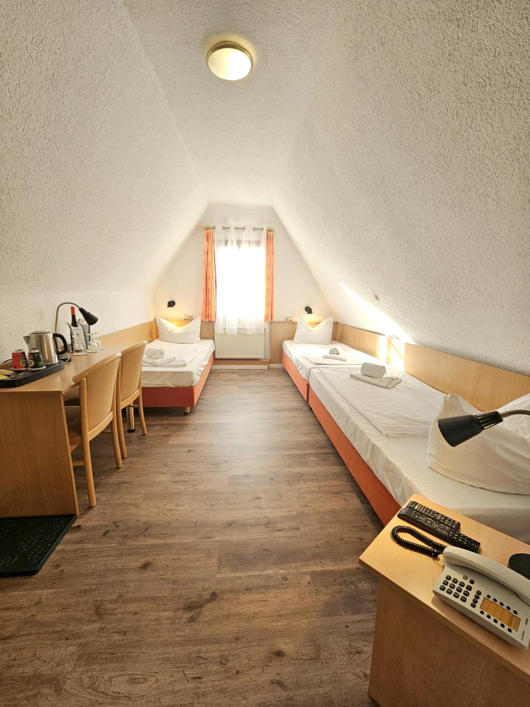 Economy Triple Room - Photo 5
