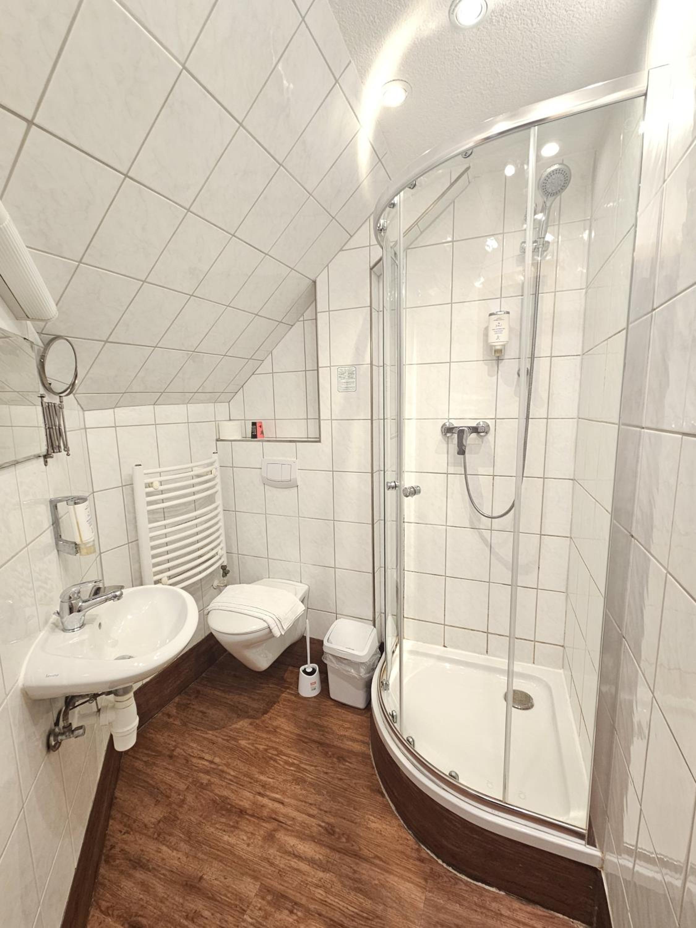 Economy Triple Room - Photo 6
