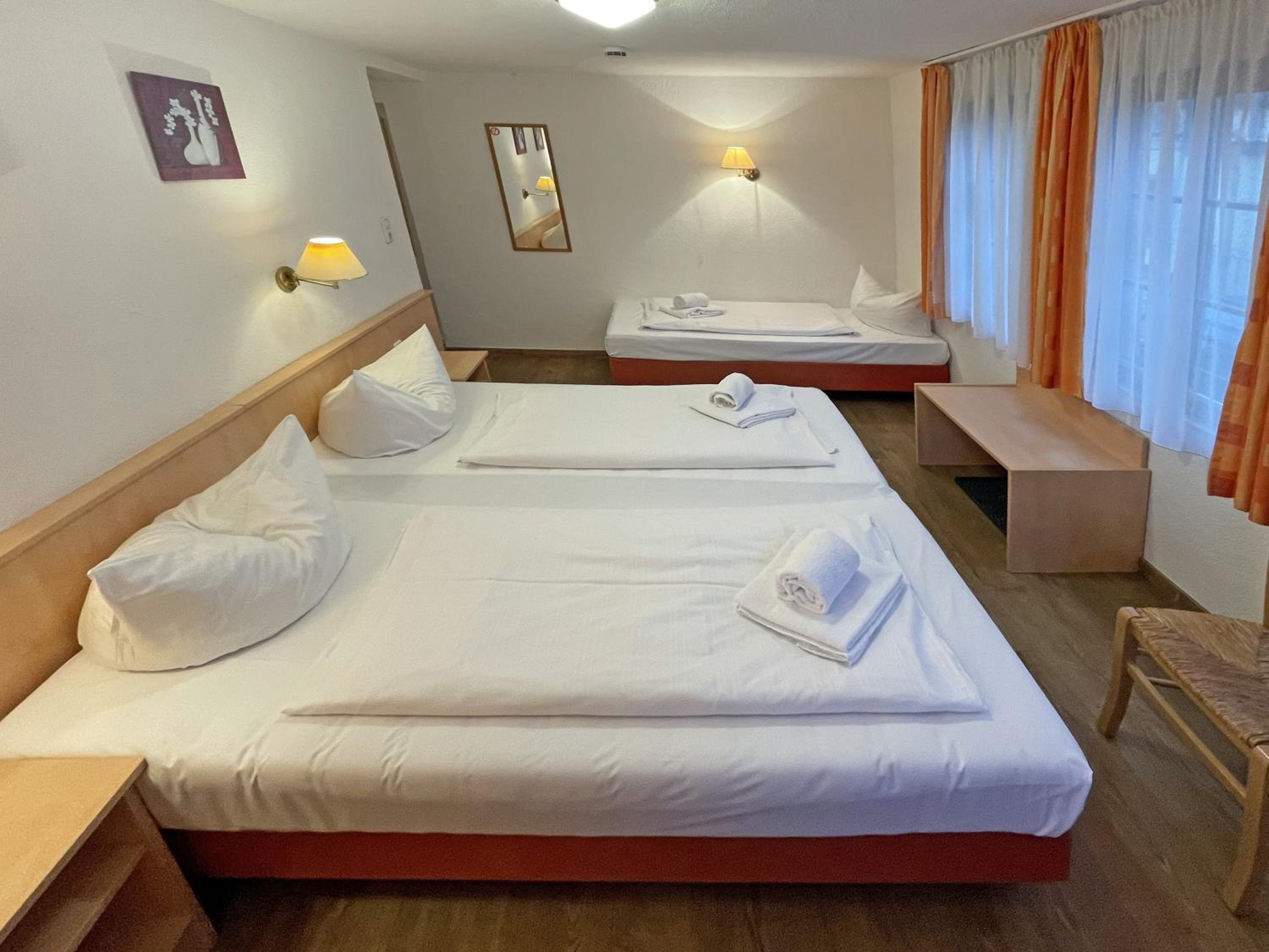Economy Triple Room - Photo 7