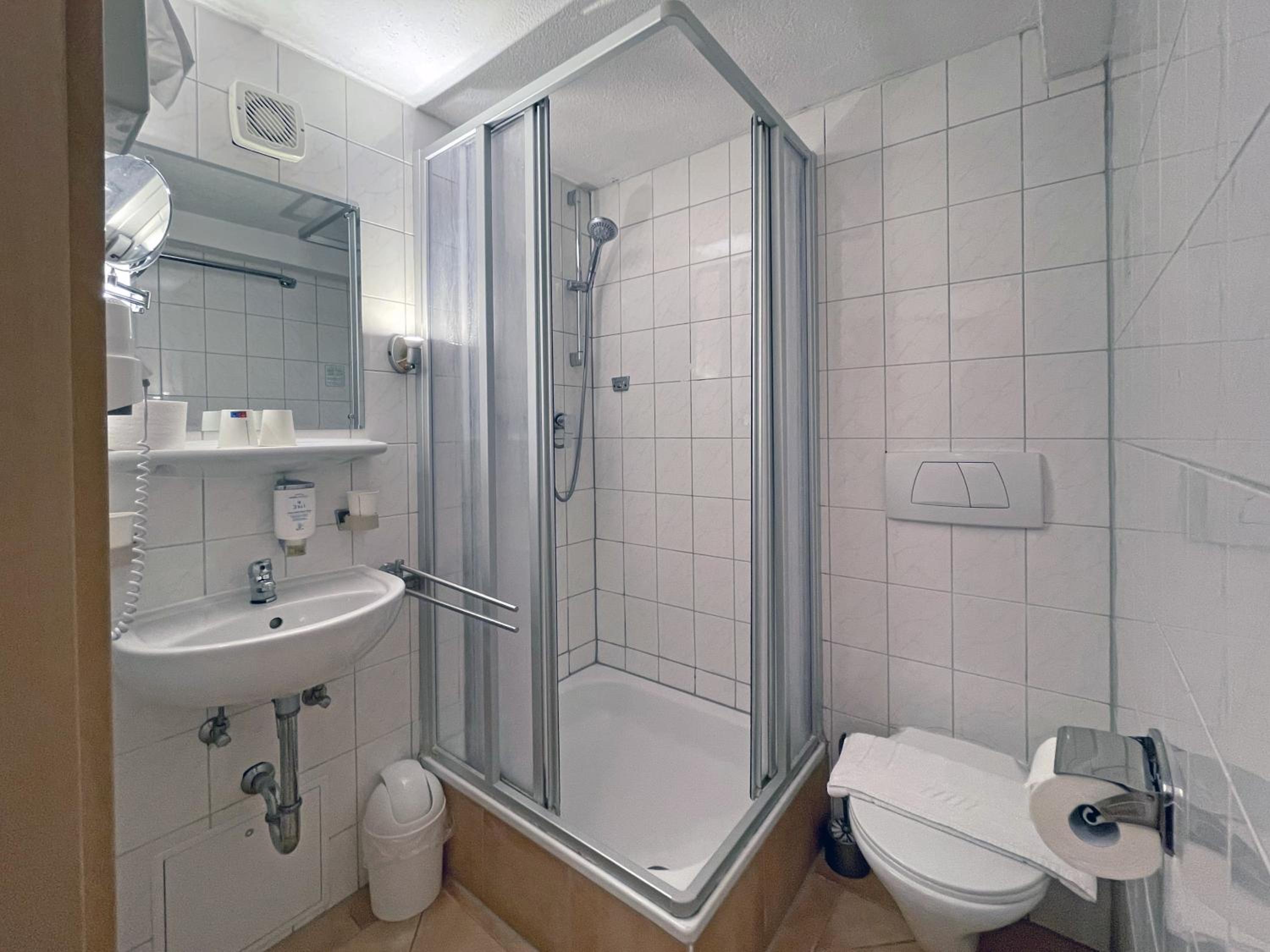 Economy Triple Room - Photo 4