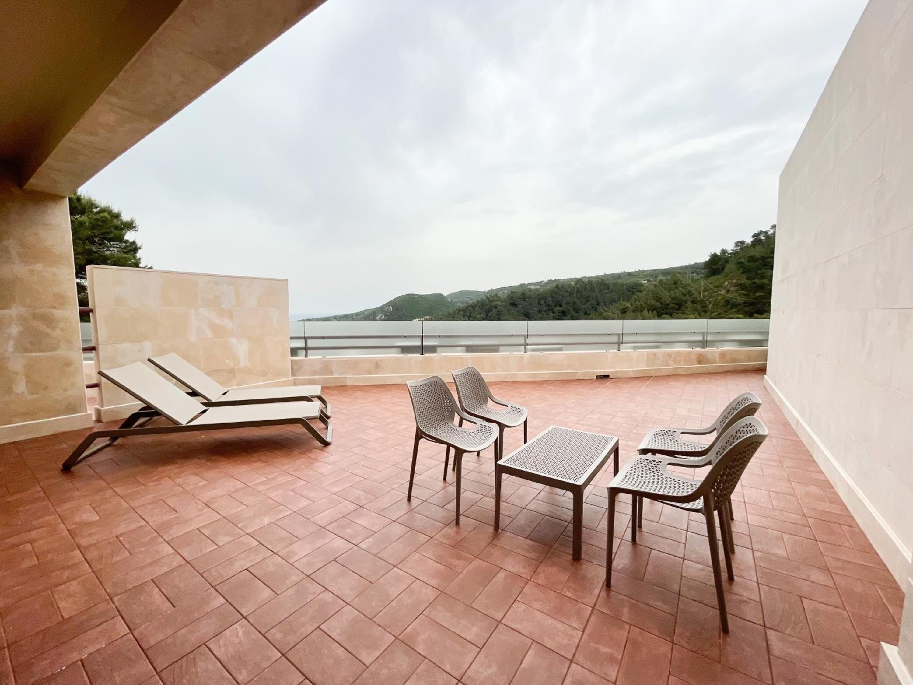 2 Bedroom Suite with Terrace - Photo 6