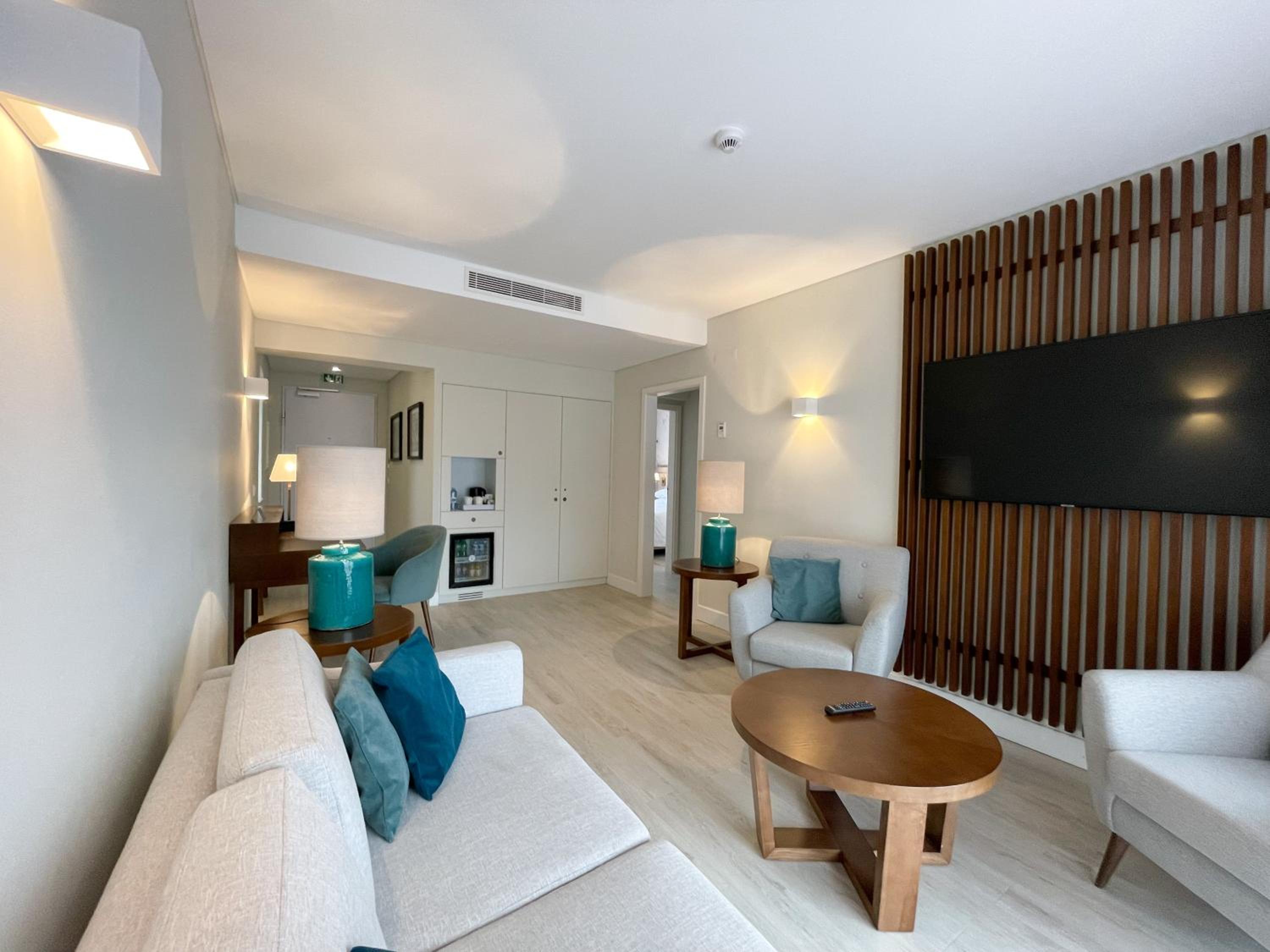 2 Bedroom Suite with Terrace - Photo 3