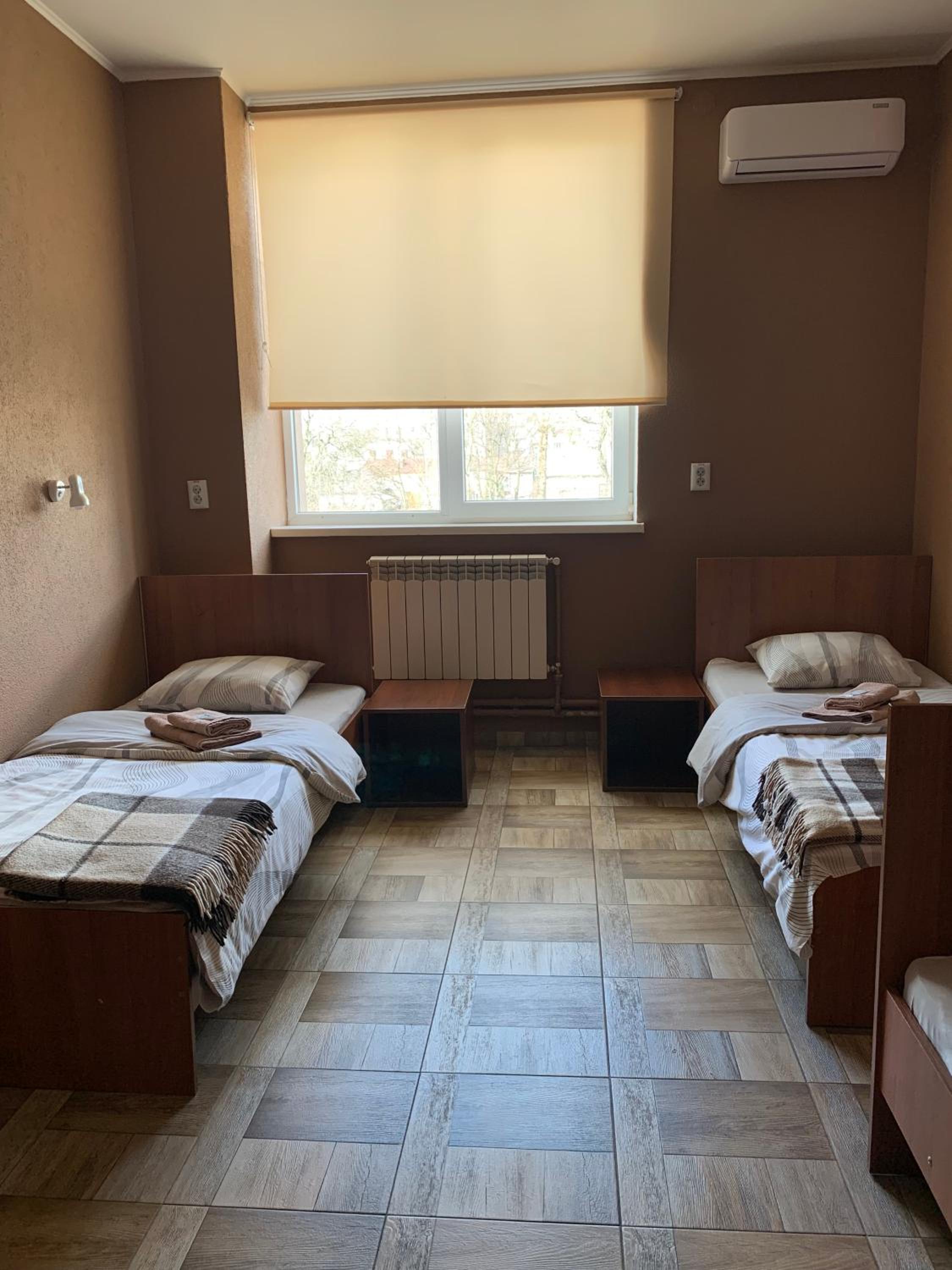 Тримісний номер зі спільними зручностями на коридорі photo 1