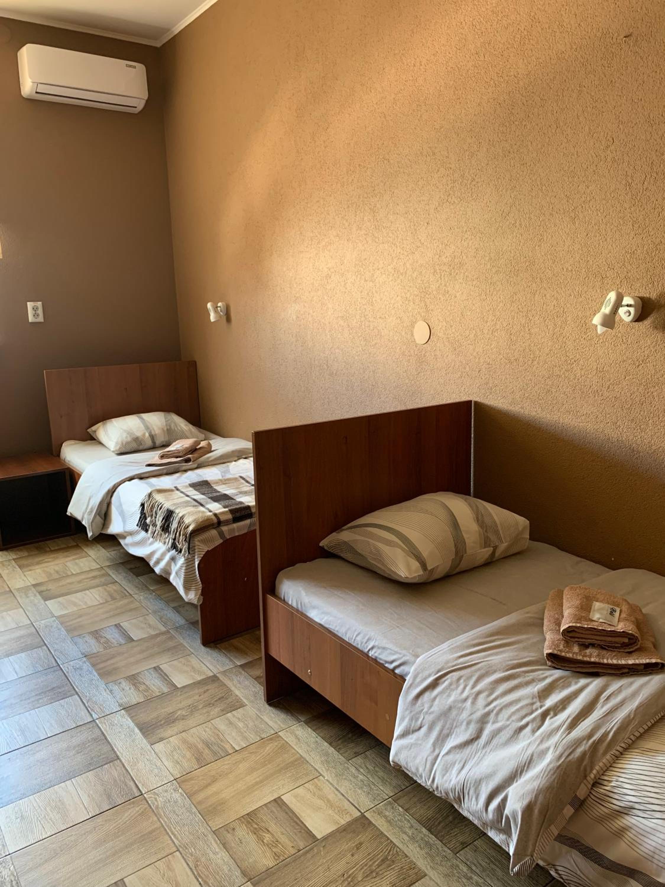 Тримісний номер зі спільними зручностями на коридорі photo 3