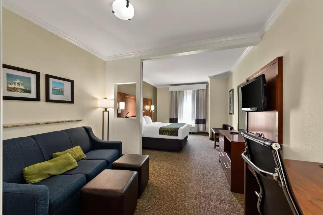 King Suite with Balcony - Non-Smoking - Photo 3
