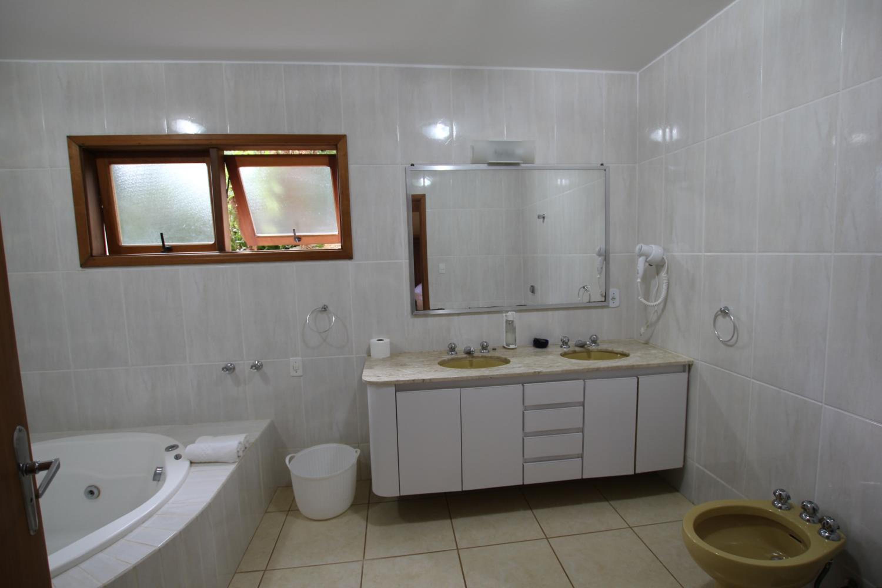 Triple Suite with Hot Tub and Fireplace - Photo 5