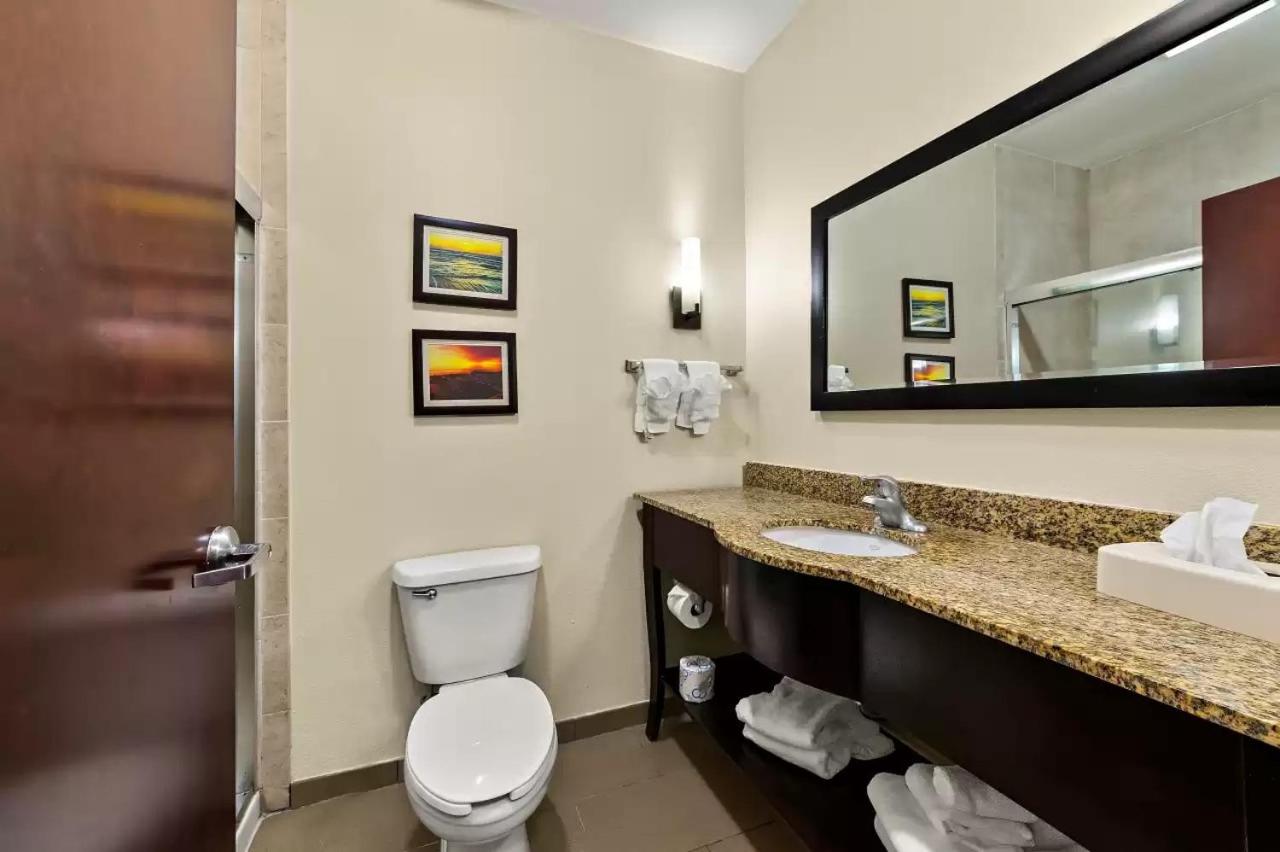 Queen Suite with Two Queen Beds - Non-Smoking - Photo 2