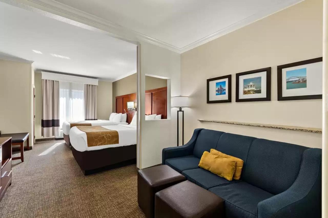 Queen Suite with Two Queen Beds - Non-Smoking - Photo 4
