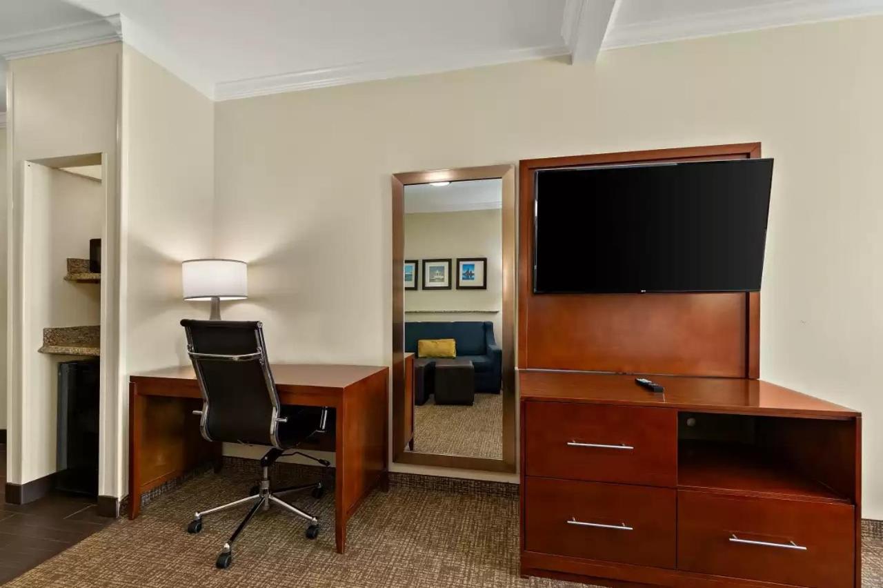 Queen Suite with Two Queen Beds - Non-Smoking - Photo 3