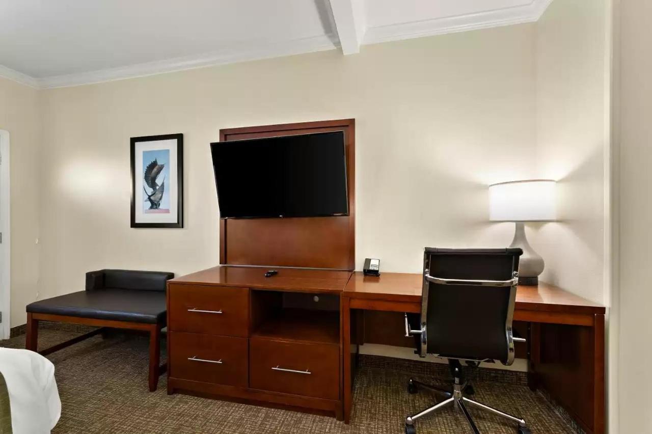 King Suite - Non-Smoking - Photo 5