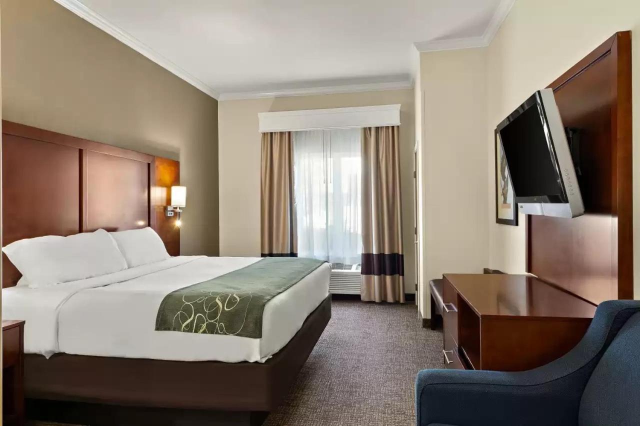 King Suite - Non-Smoking - Photo 2