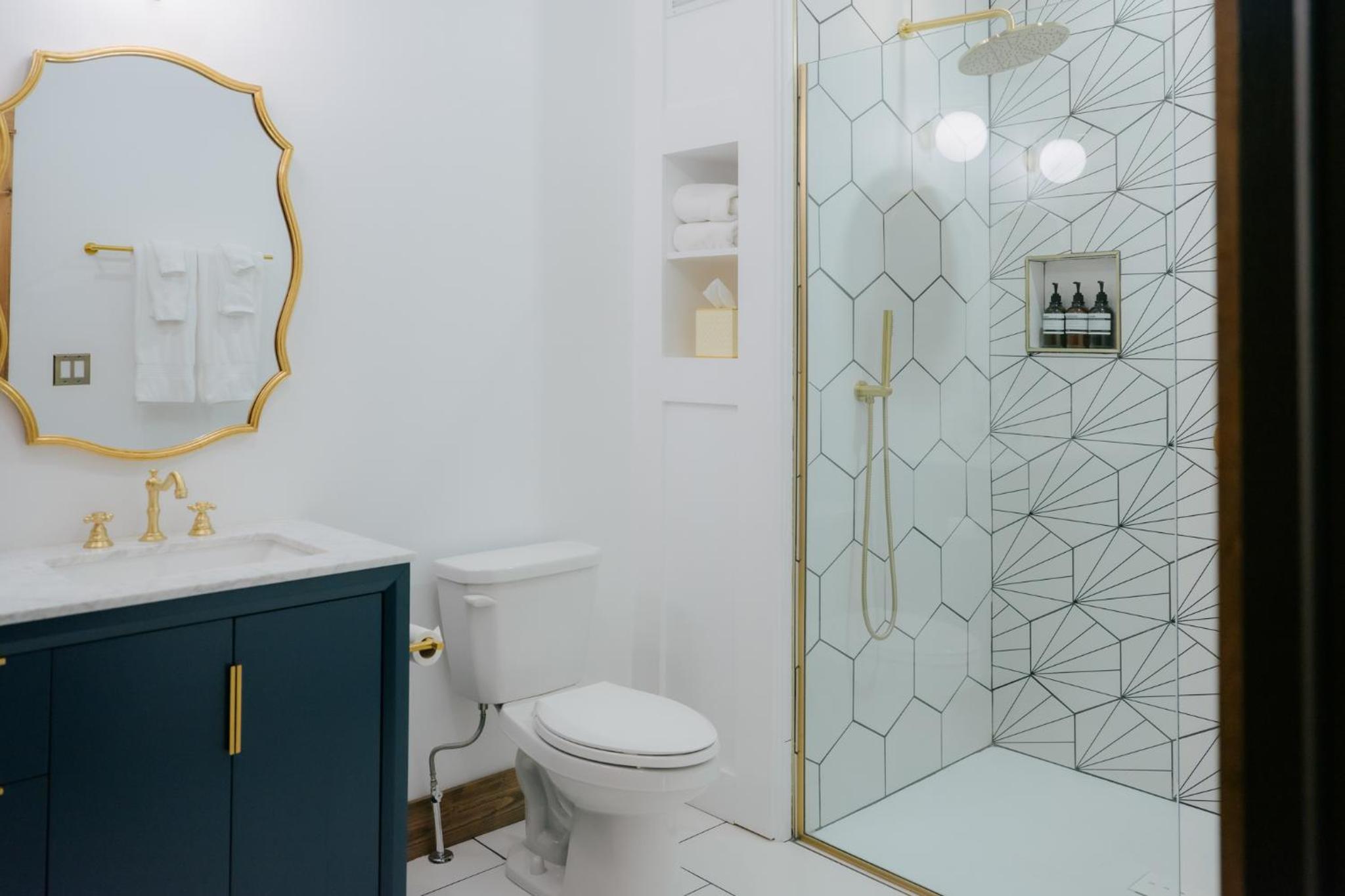 Queen Suite - Photo 11