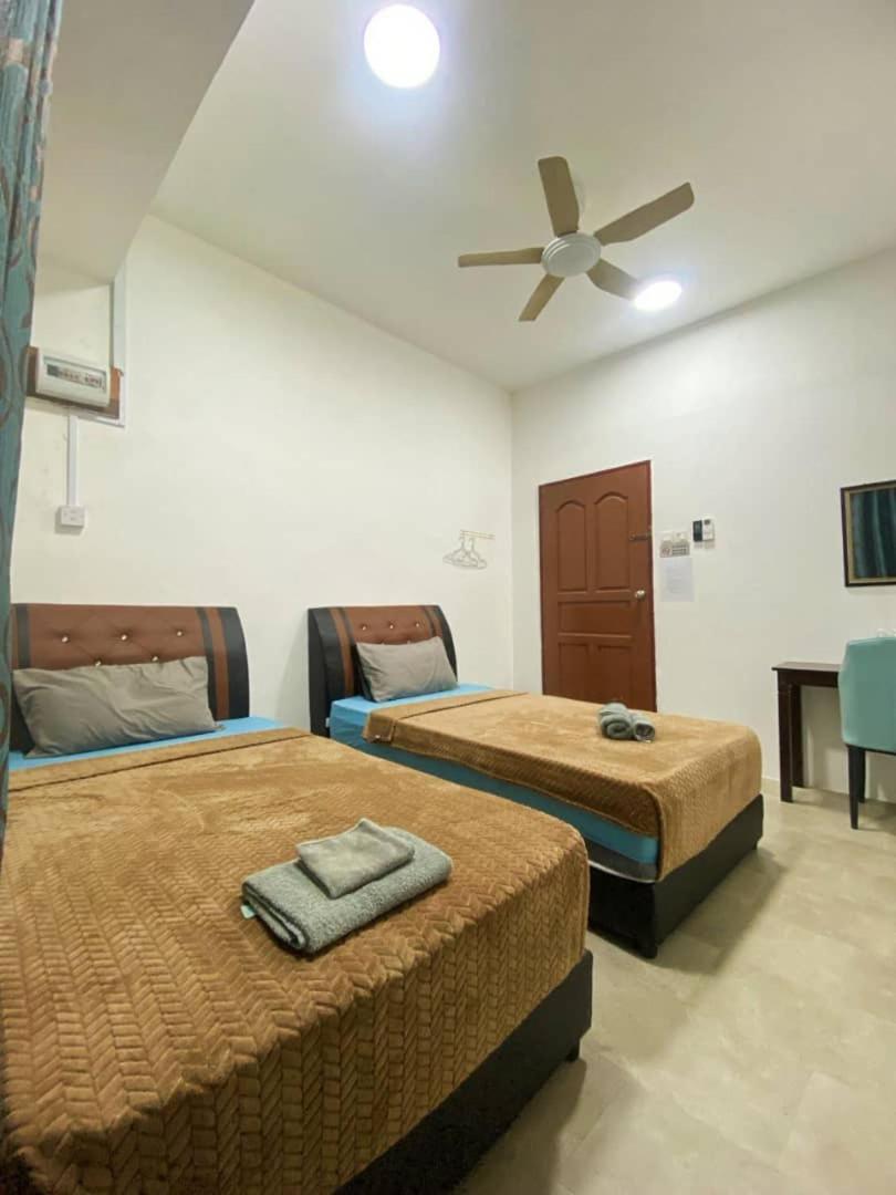 Standard Twin Room with Shared Bathroom photo 3