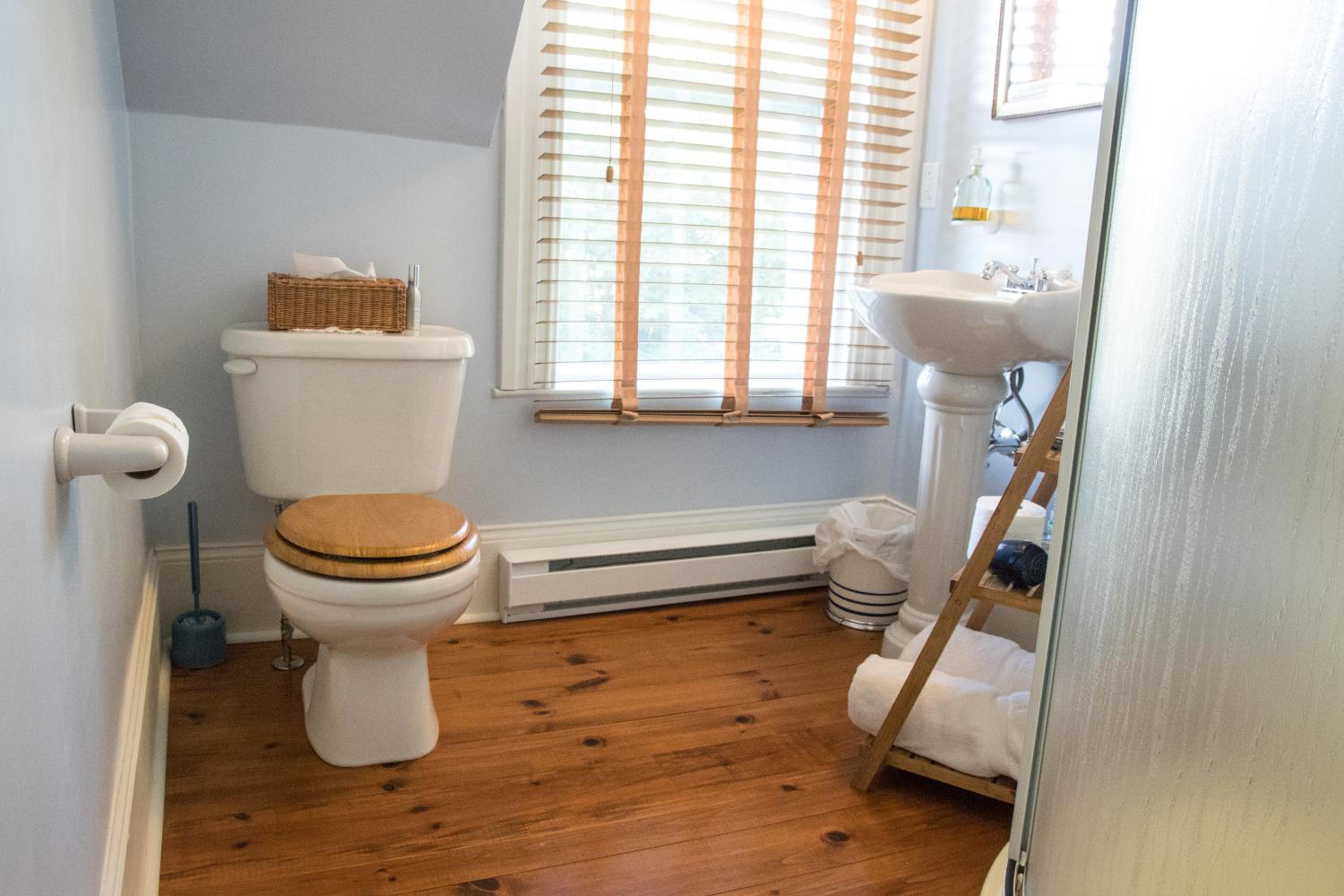 Queen Room with Shared Bathroom photo 2