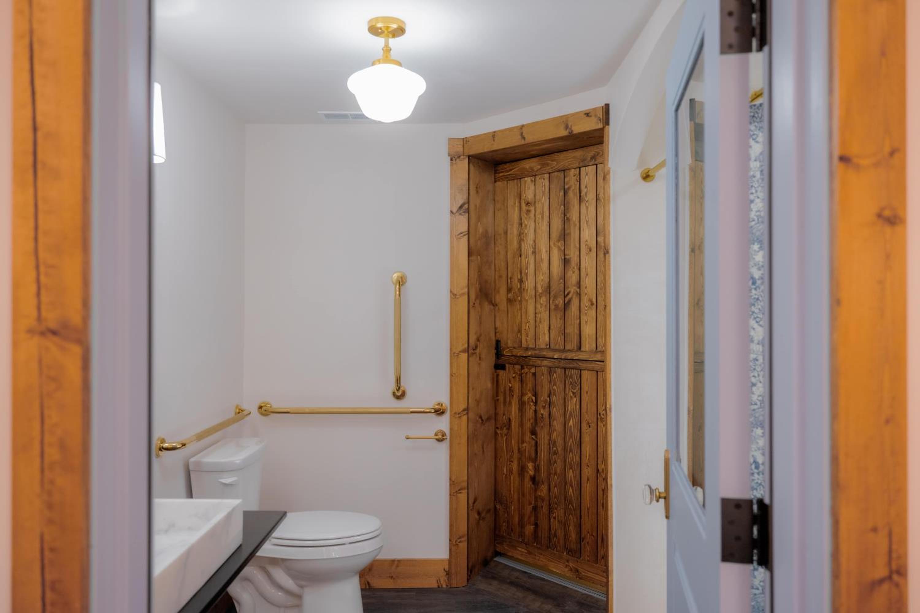 Deluxe Queen Suite - Photo 16