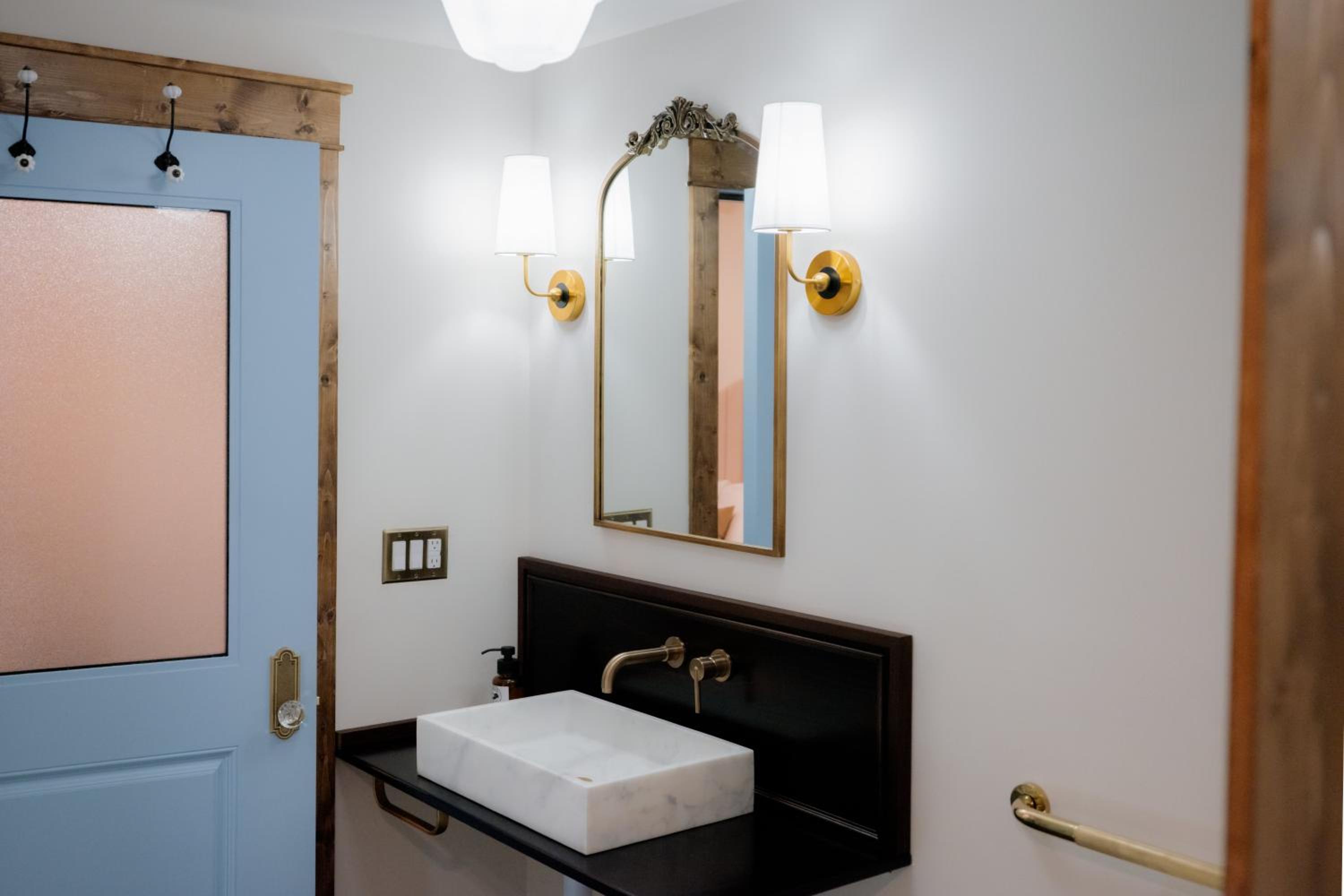 Deluxe Queen Suite - Photo 19