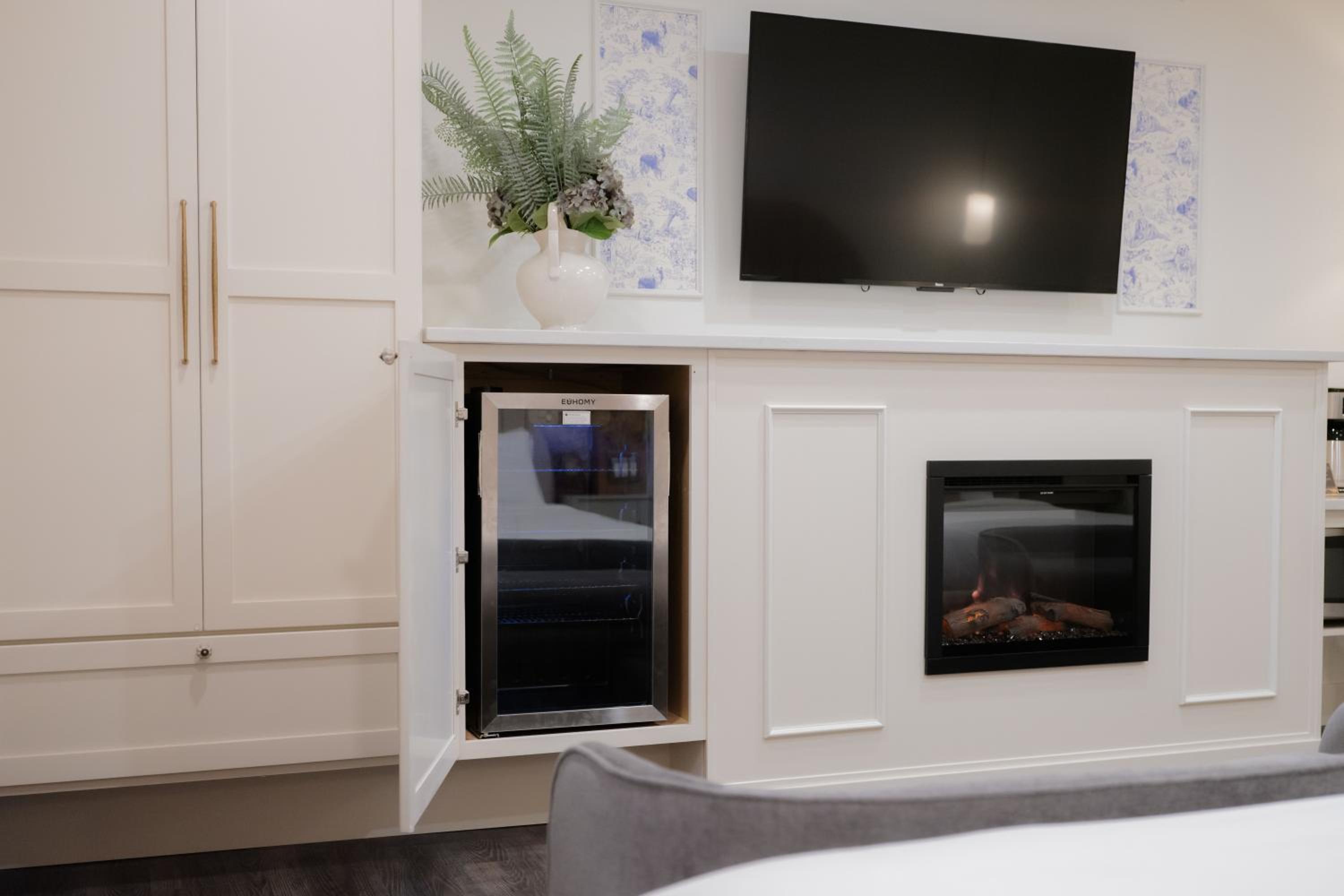 Deluxe Queen Suite - Photo 9