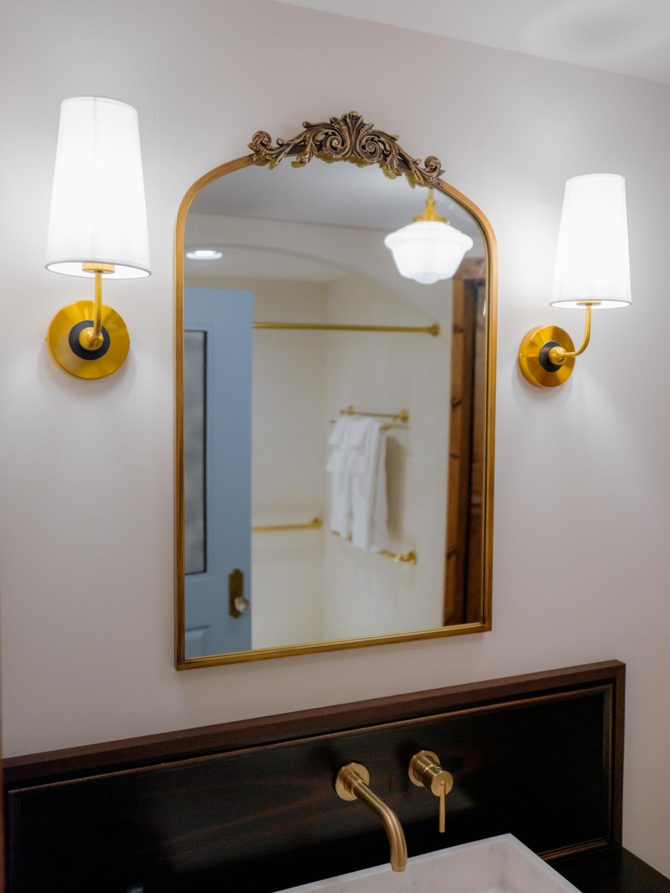 Deluxe Queen Suite - Photo 15