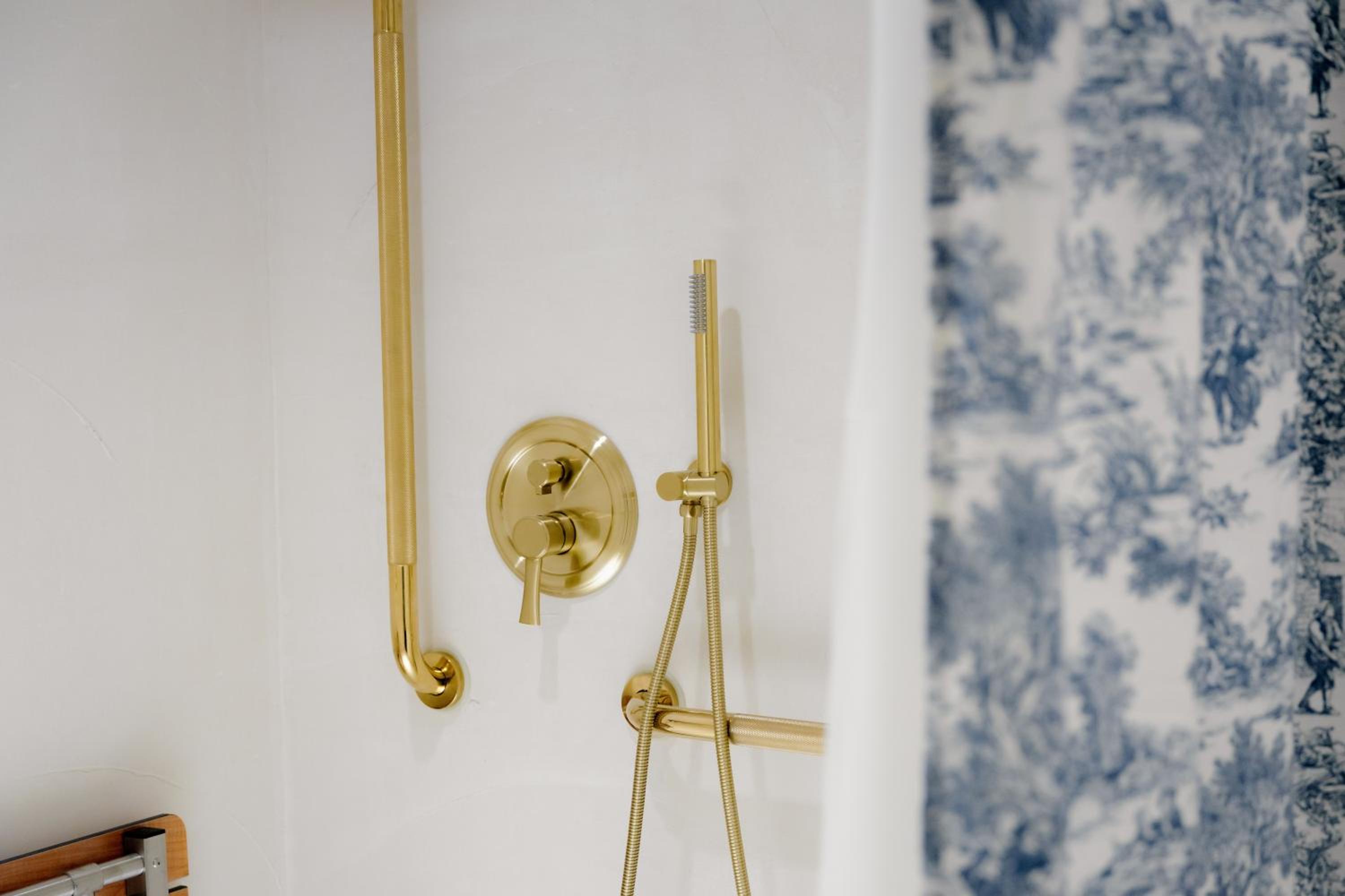 Deluxe Queen Suite - Photo 14