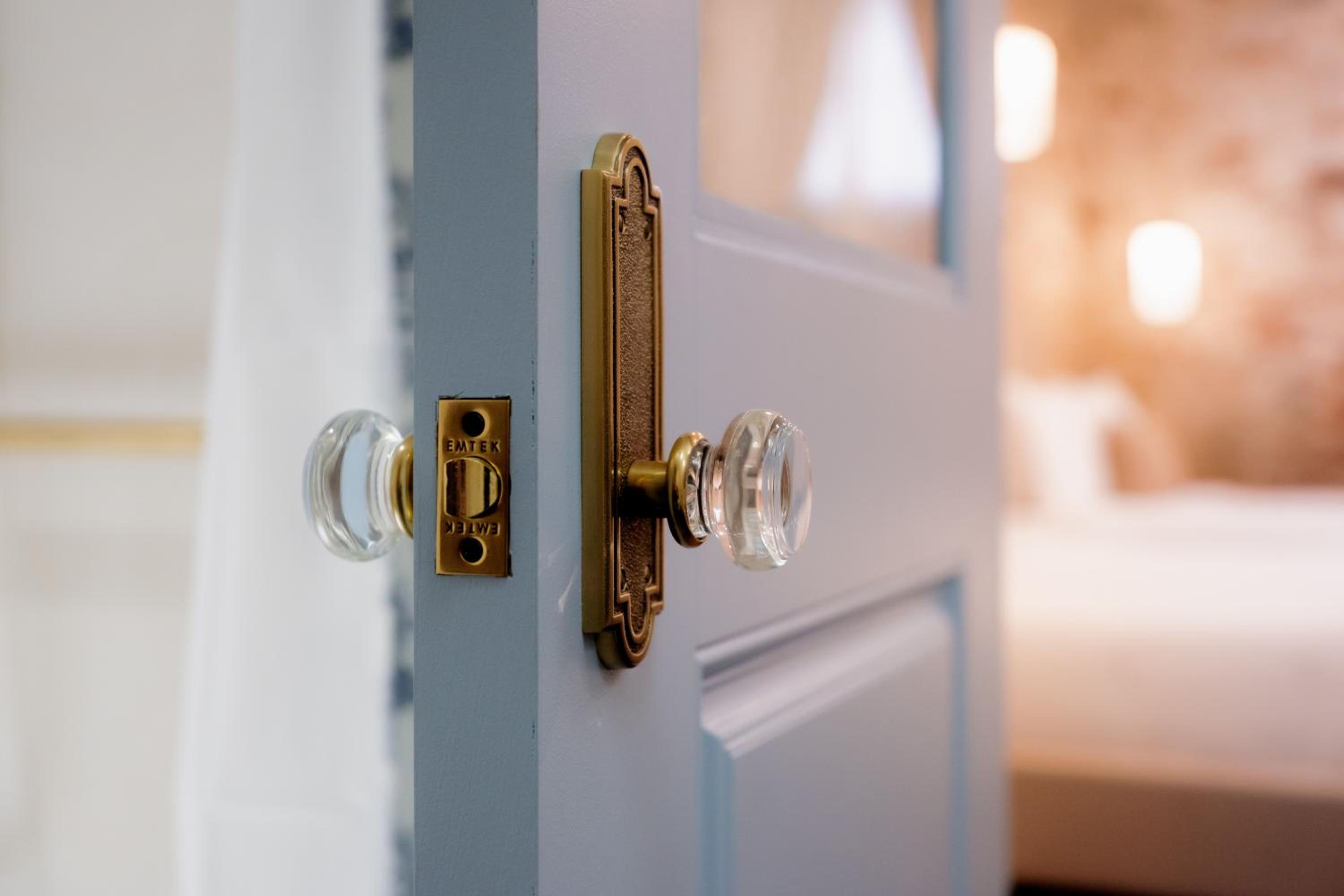 Deluxe Queen Suite - Photo 12