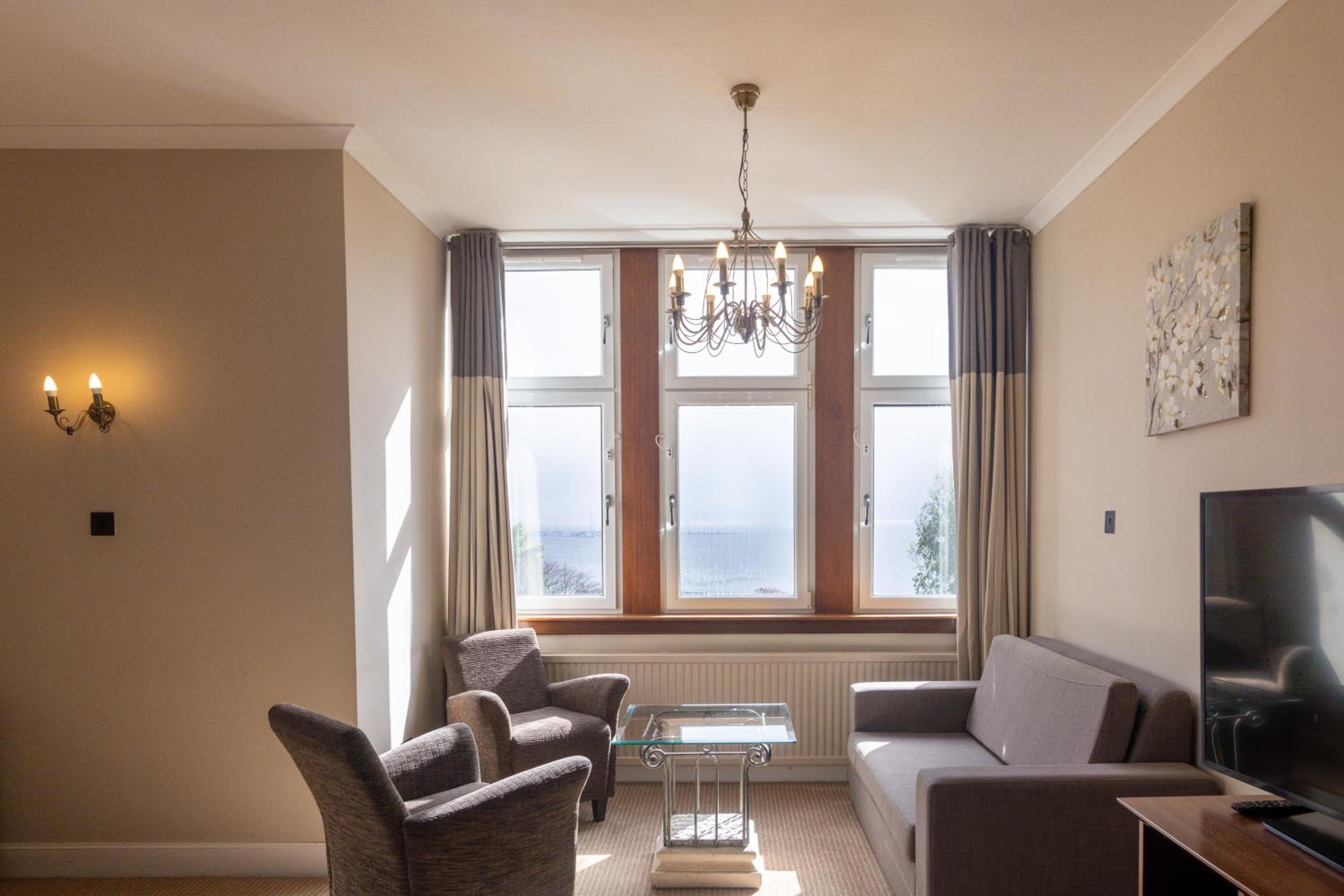 Suite - Photo 1