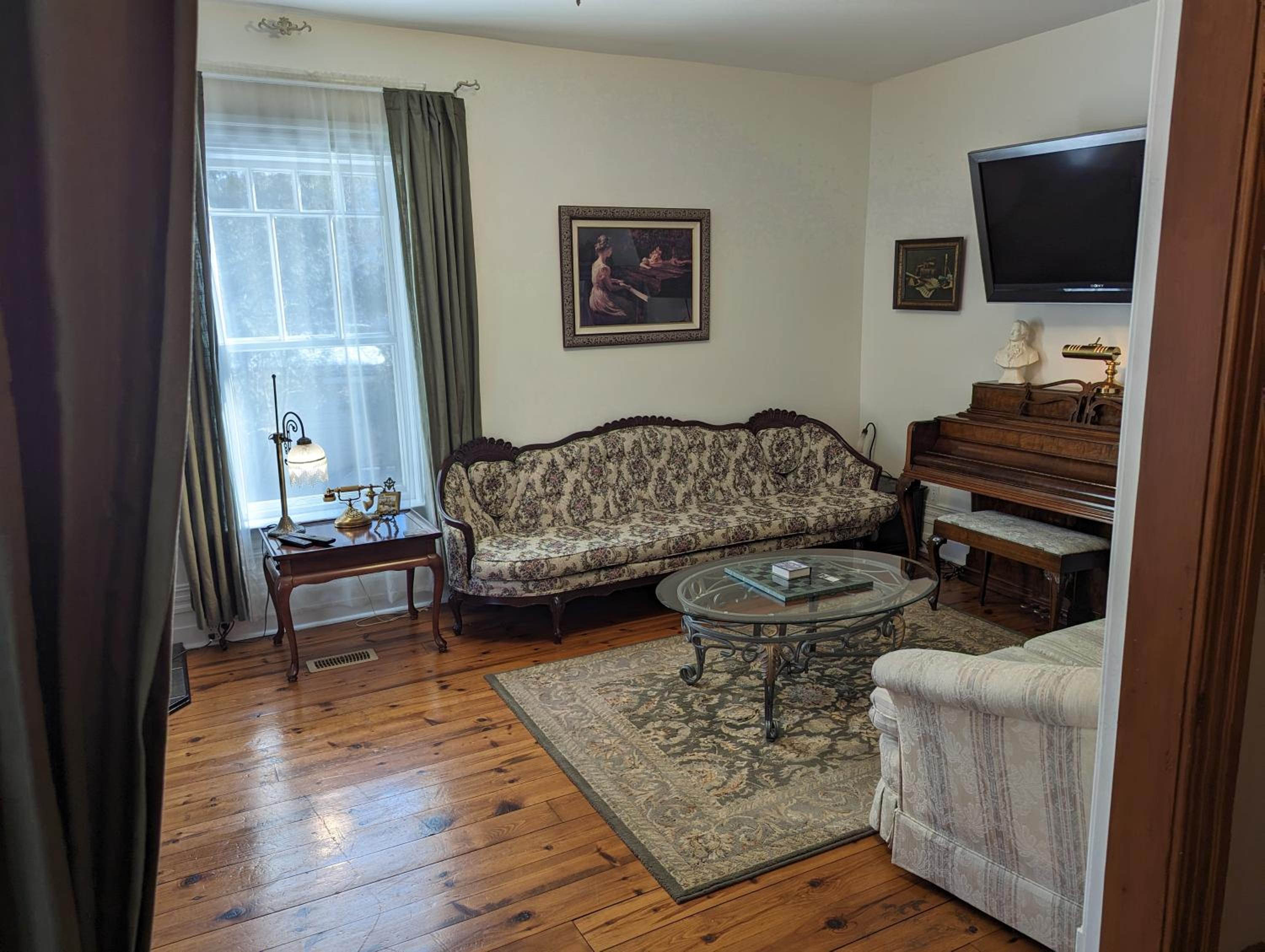 Five-Bedroom House photo 1