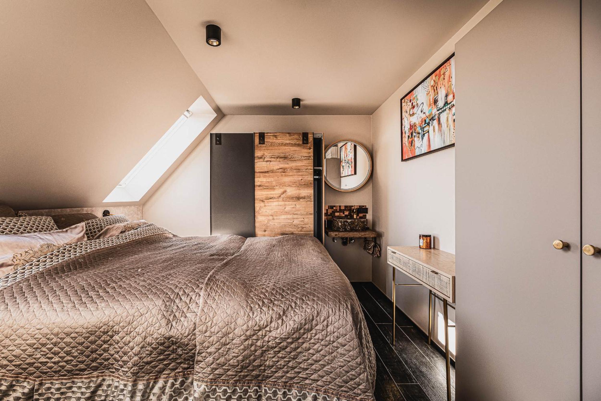 Eight-Bedroom House photo 1