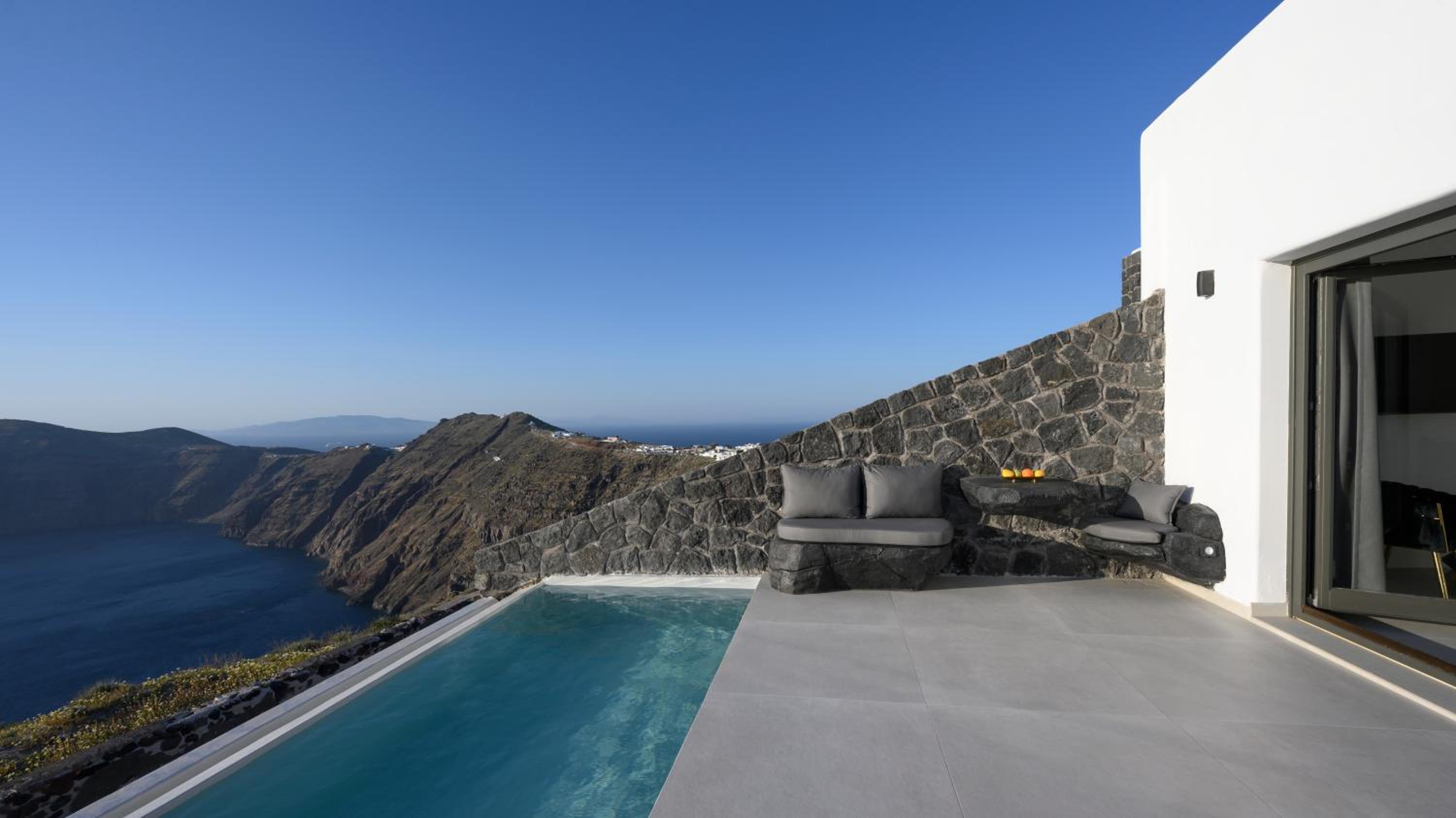 Executive Suite with Infinity Heated Pool photo 2