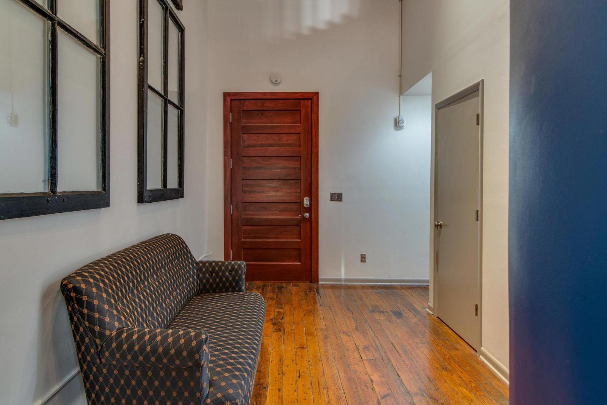 Downtown 2 Bedroom Loft W/Kitchen, Living Room, & Pool Table - Unit 8