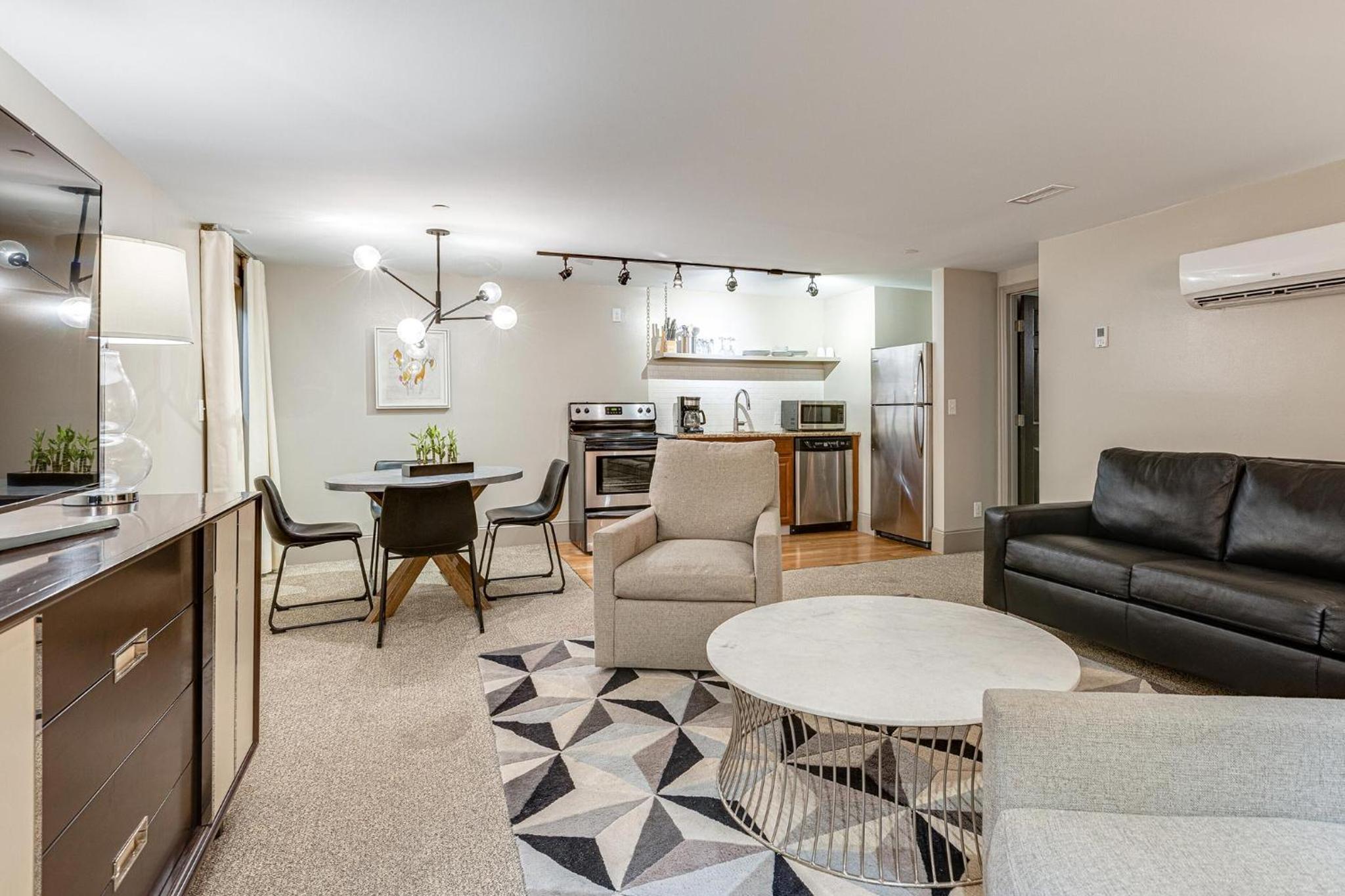 Downtown Deluxe King Suite W/Kitchen – Unit 6