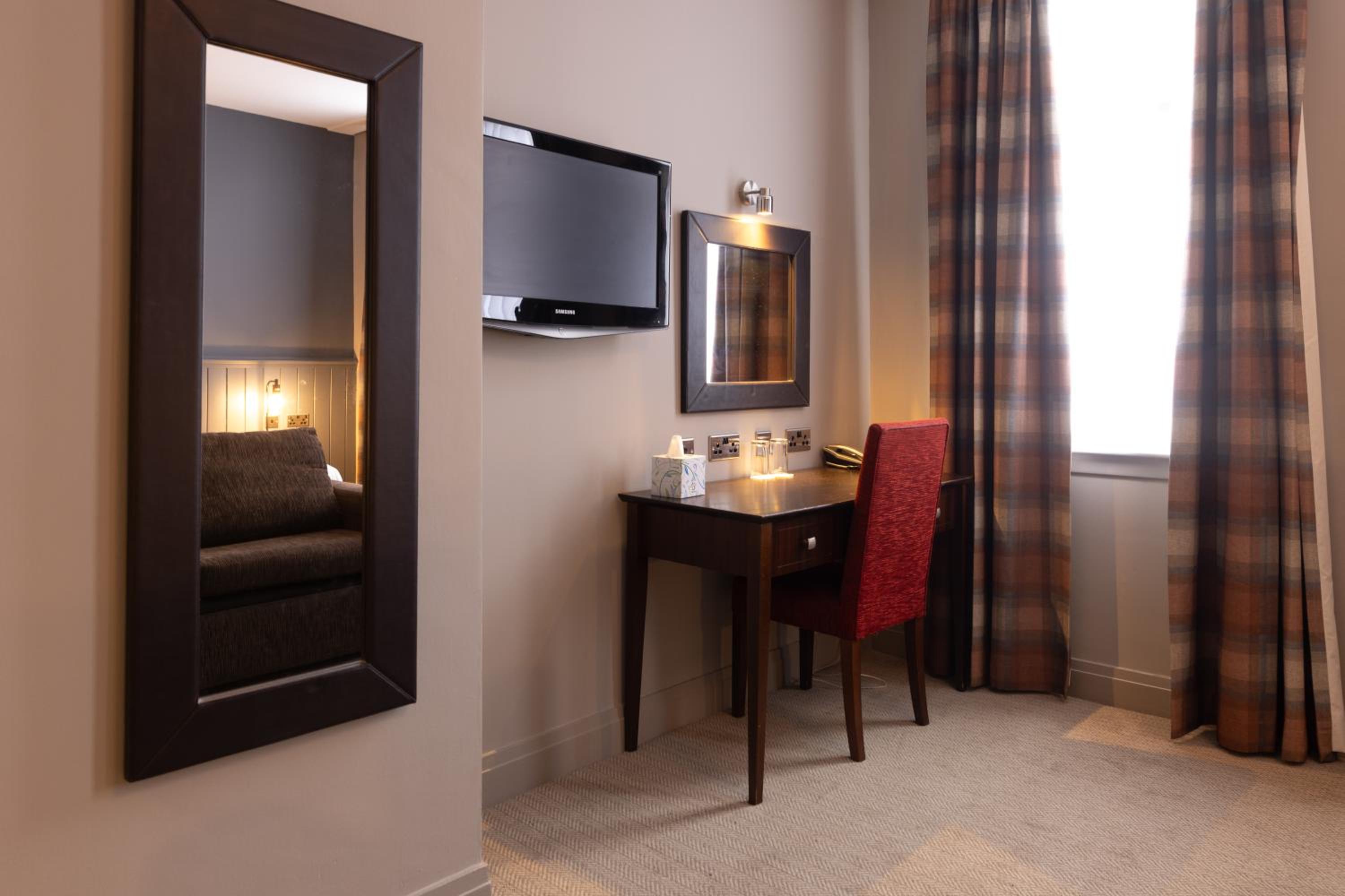 Family Room - Photo 4