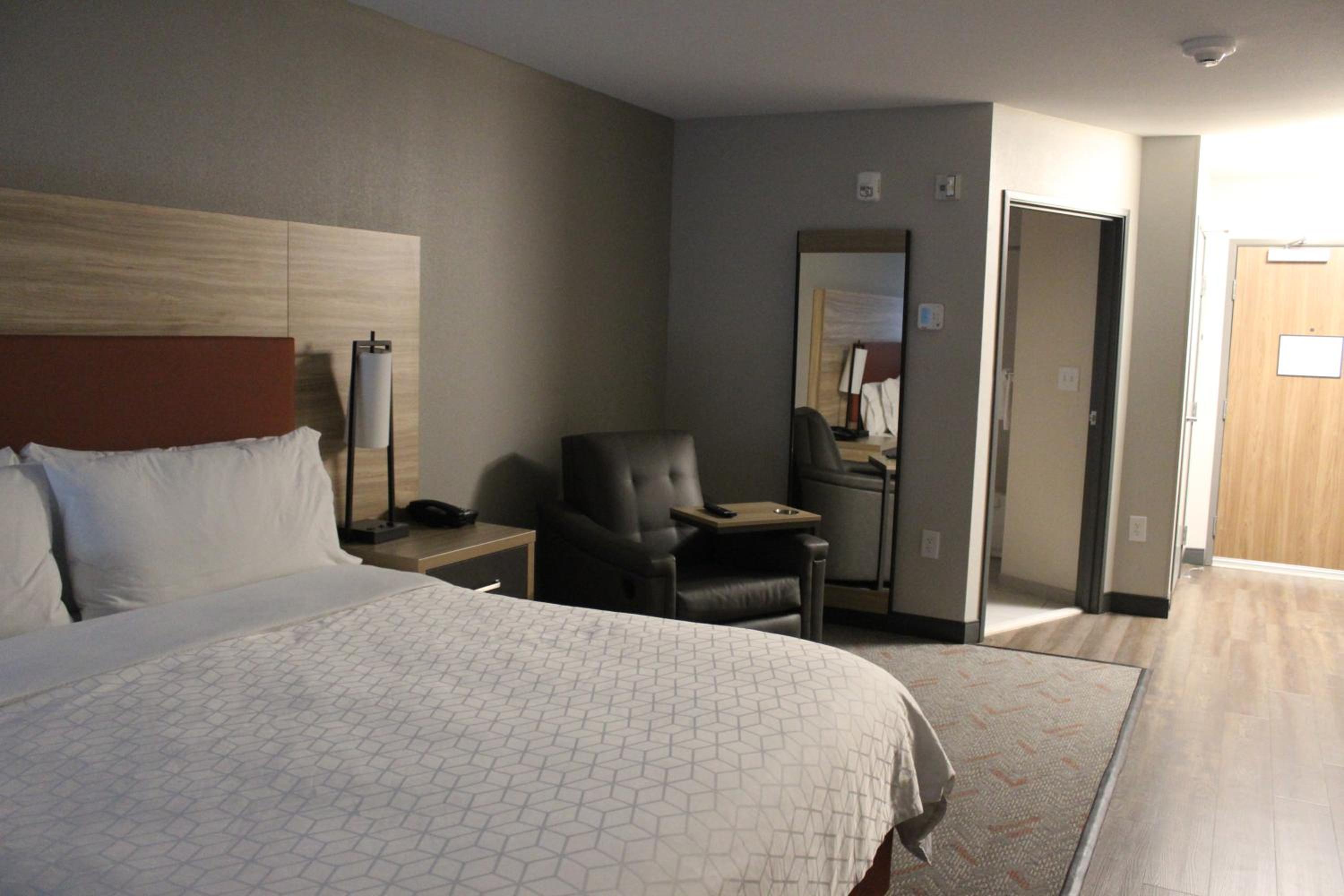 Superior King Suite - Non-Smoking - Photo 3
