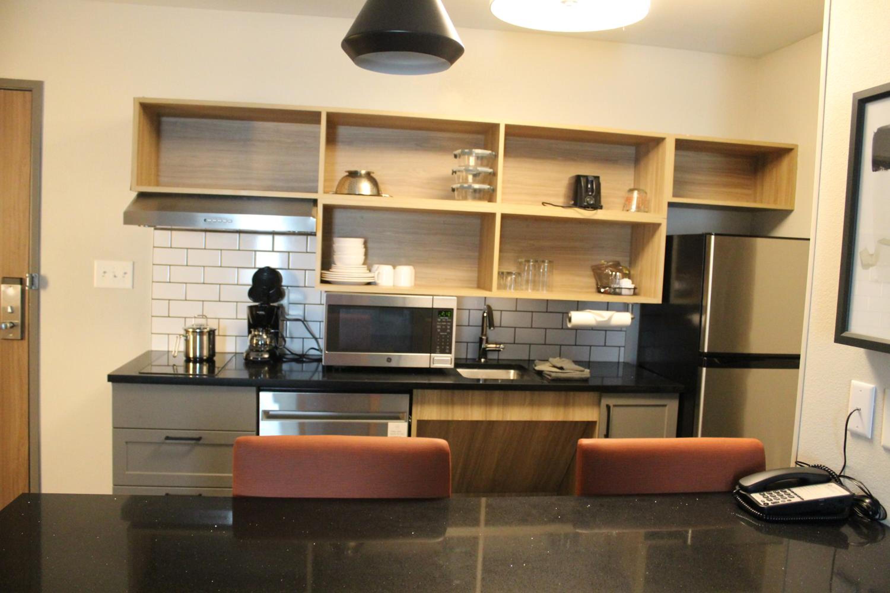 One-Bedroom Suite with Tub - Mobility Accessible - Photo 6