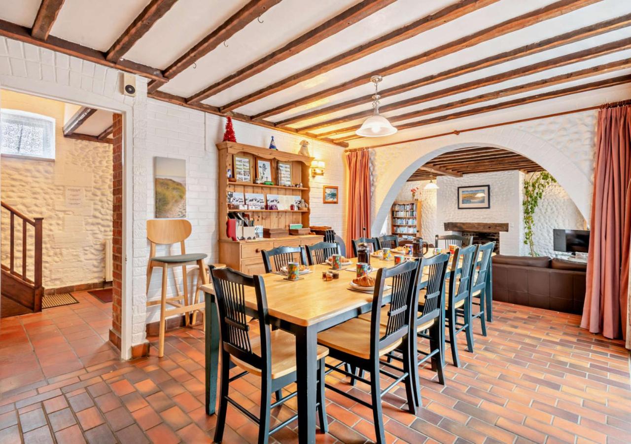 Five-Bedroom House photo 3