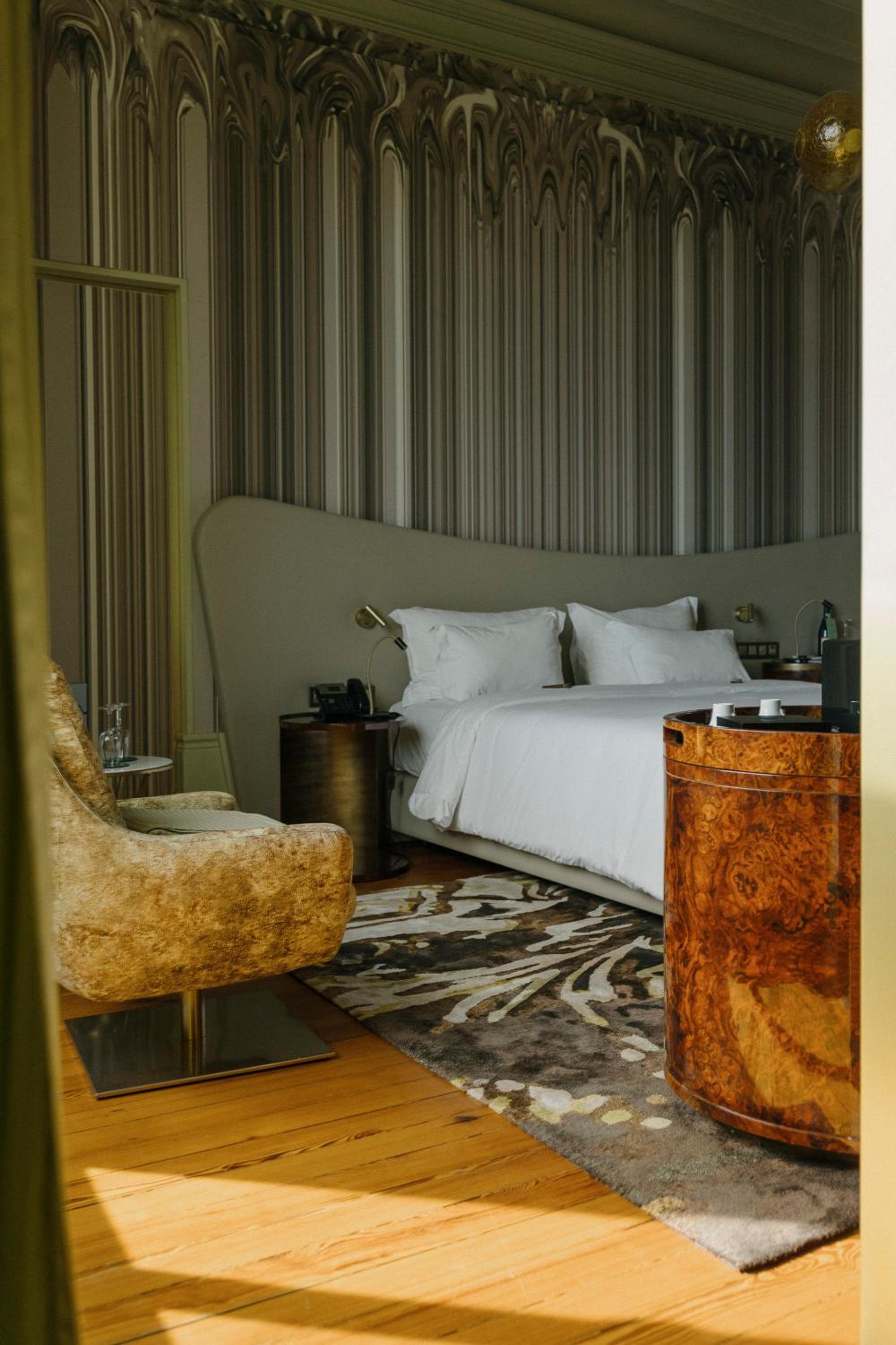 Manor House Ocean Front Room thumbnail 5