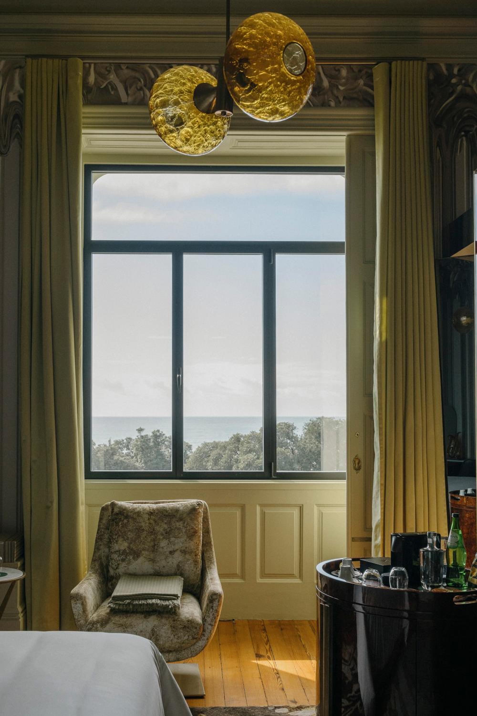 Manor House Ocean Front Room thumbnail 6