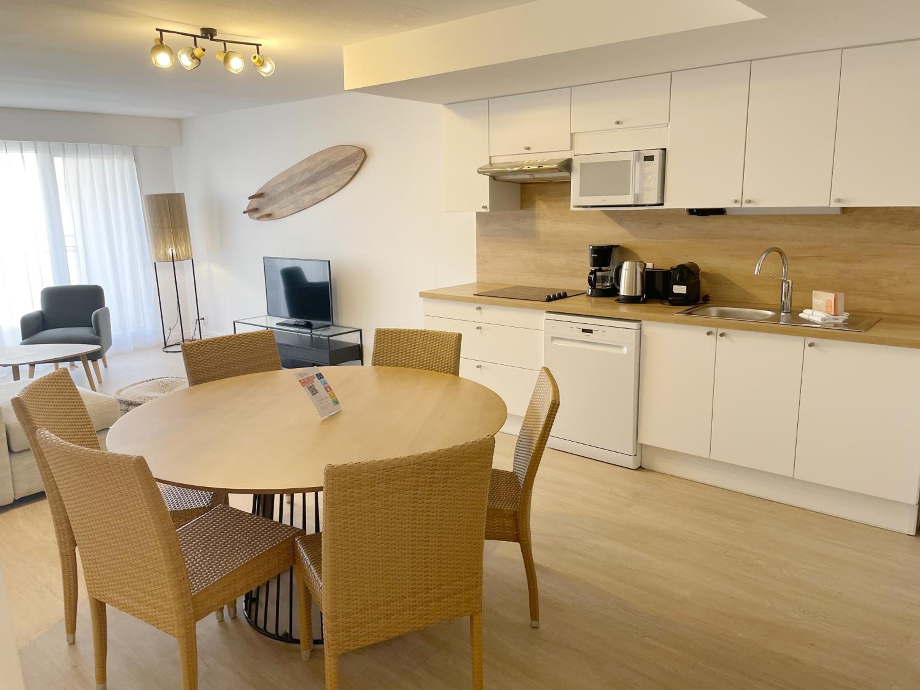 Superior Two-Bedroom Apartment (6 People) photo 2