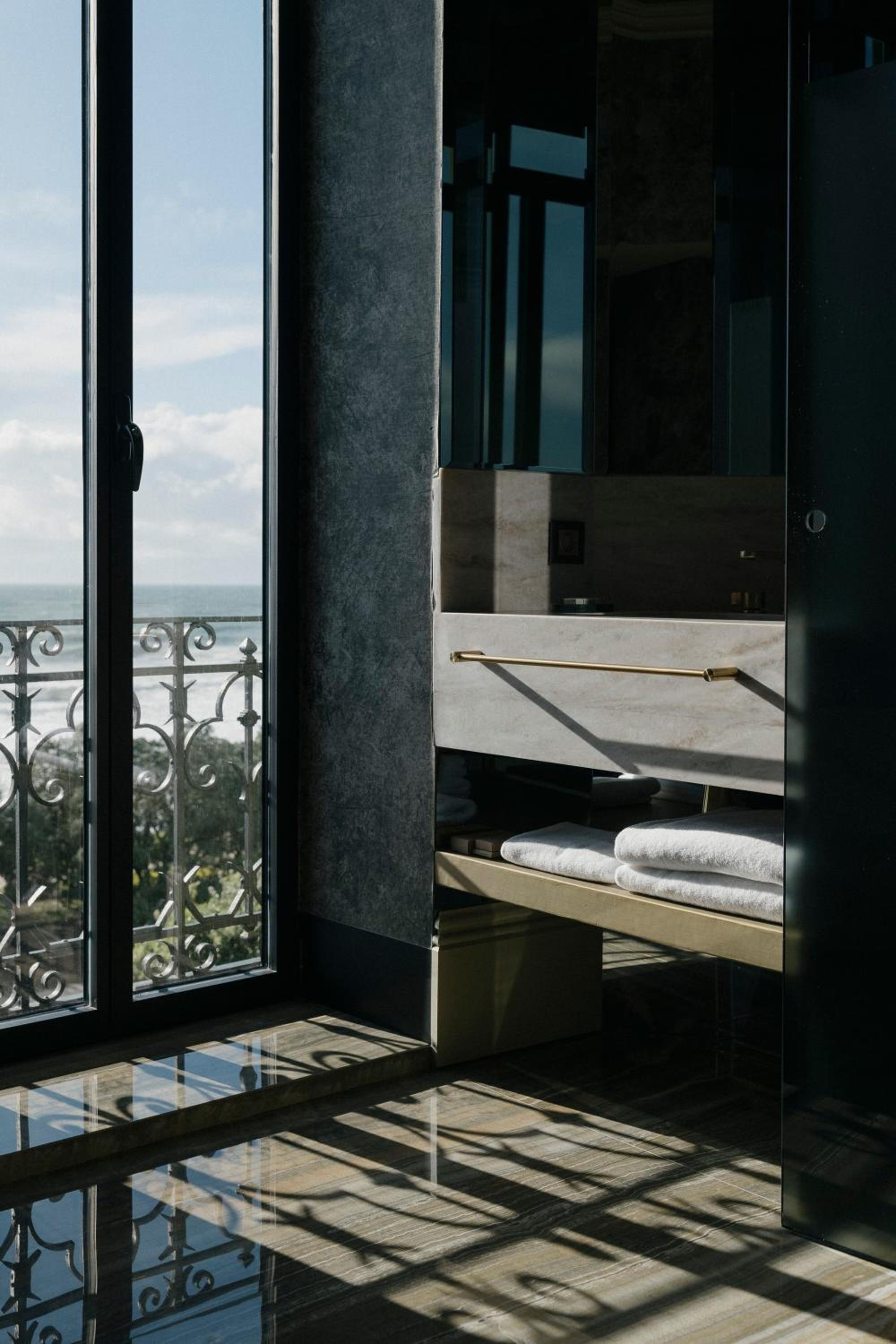 King Suite with Ocean View thumbnail 6