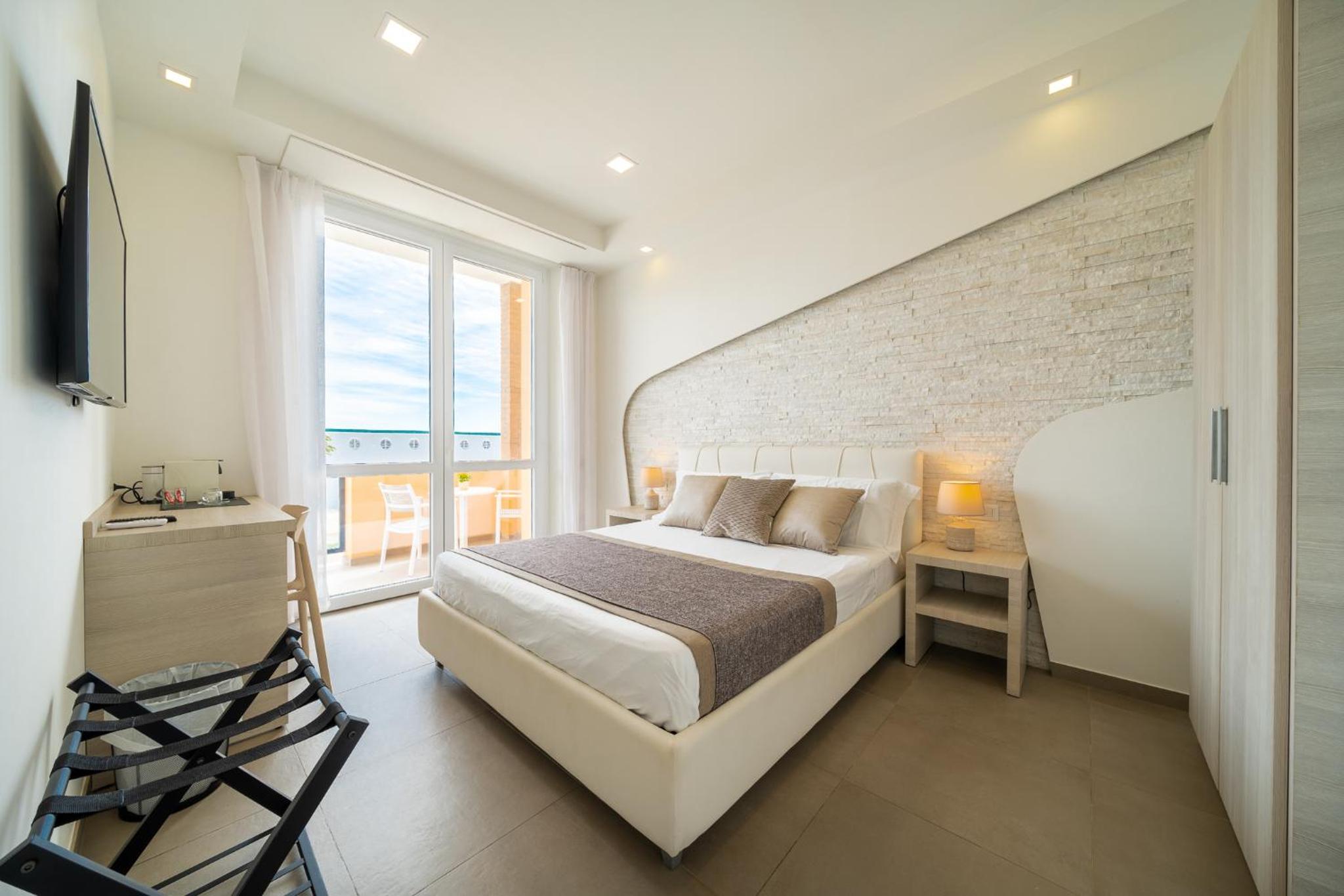 Deluxe Double Room with Balcony and Sea View