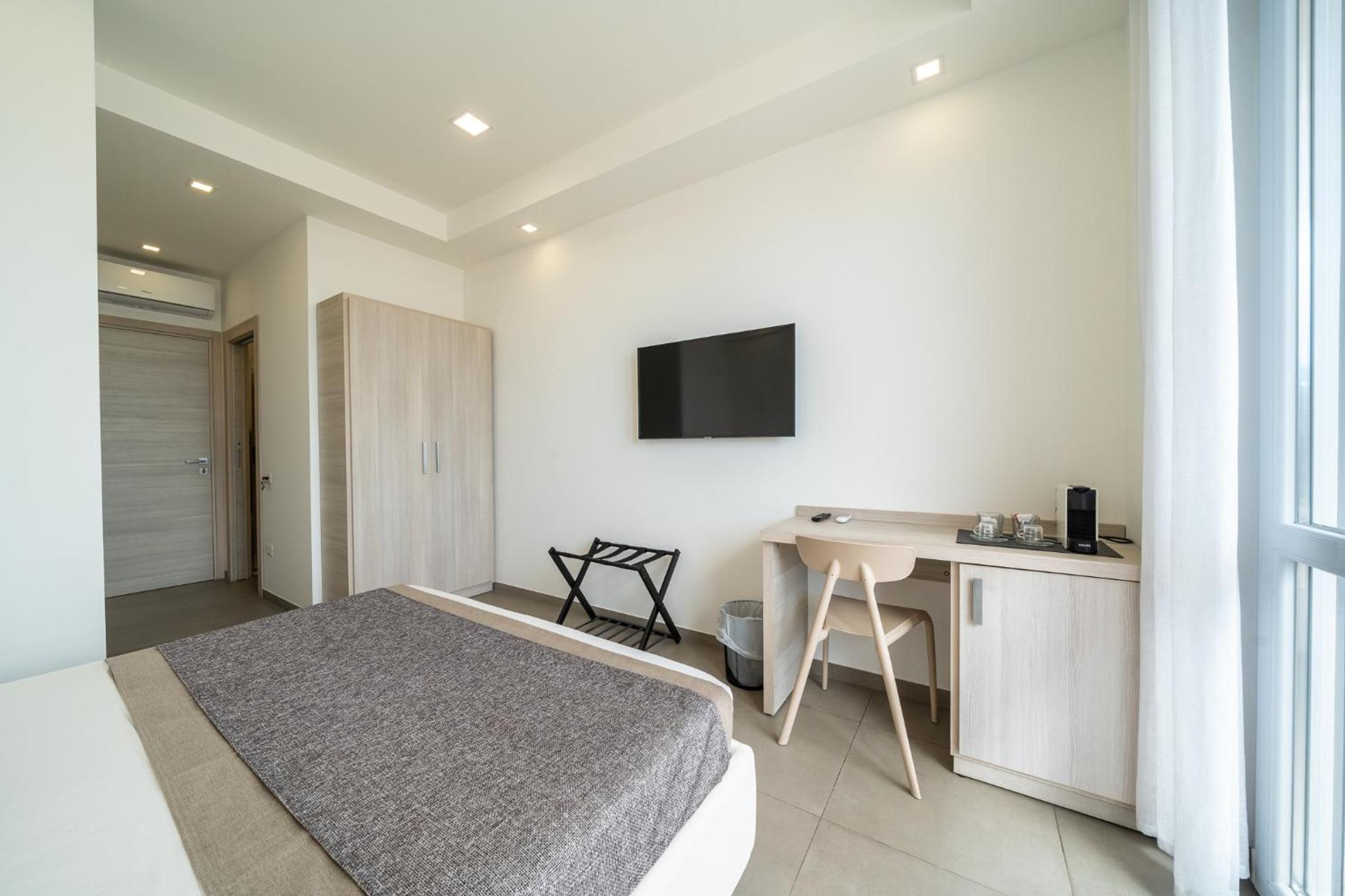 Deluxe Double Room with Balcony and Sea View
