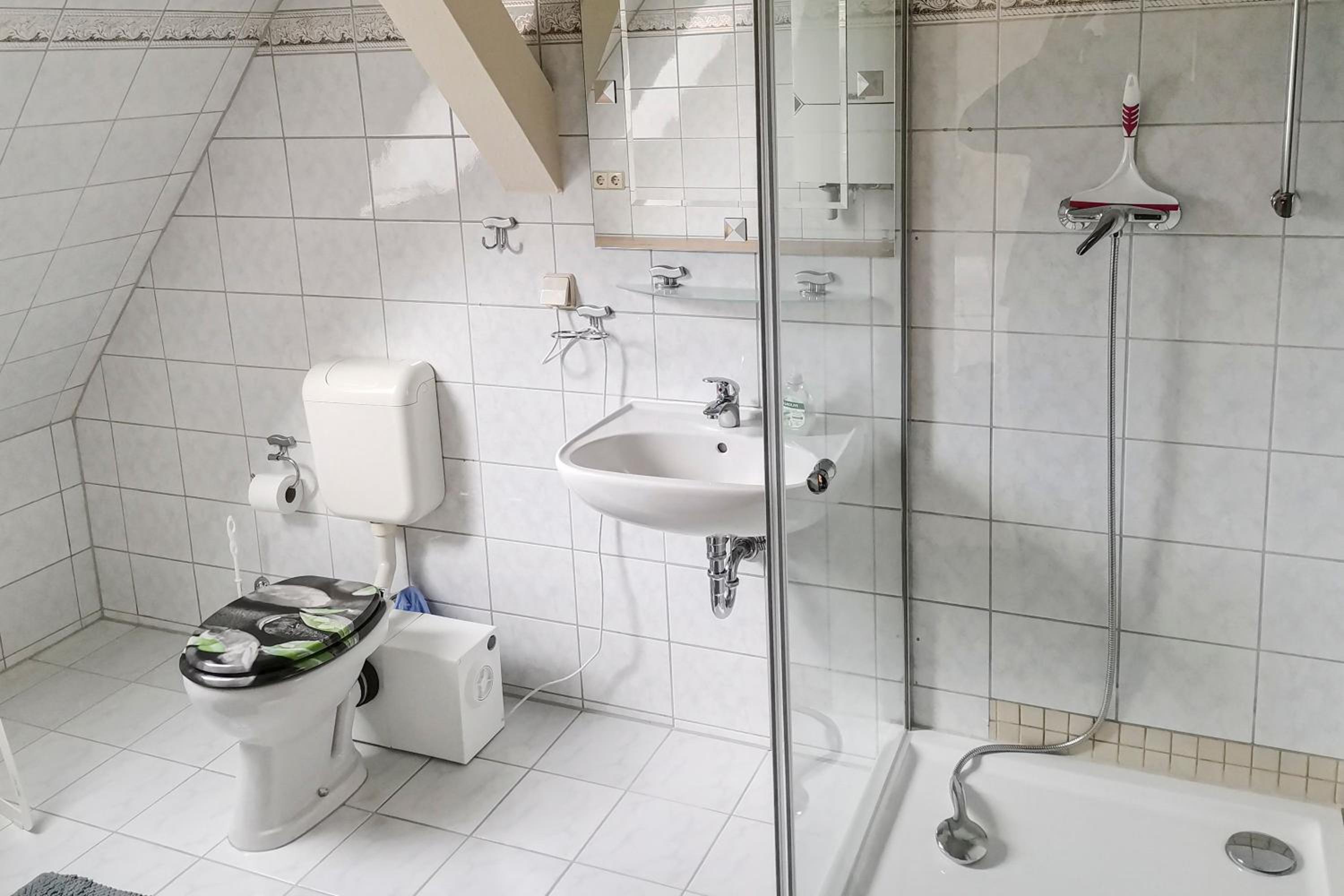One-Bedroom Apartment with Shower photo 2
