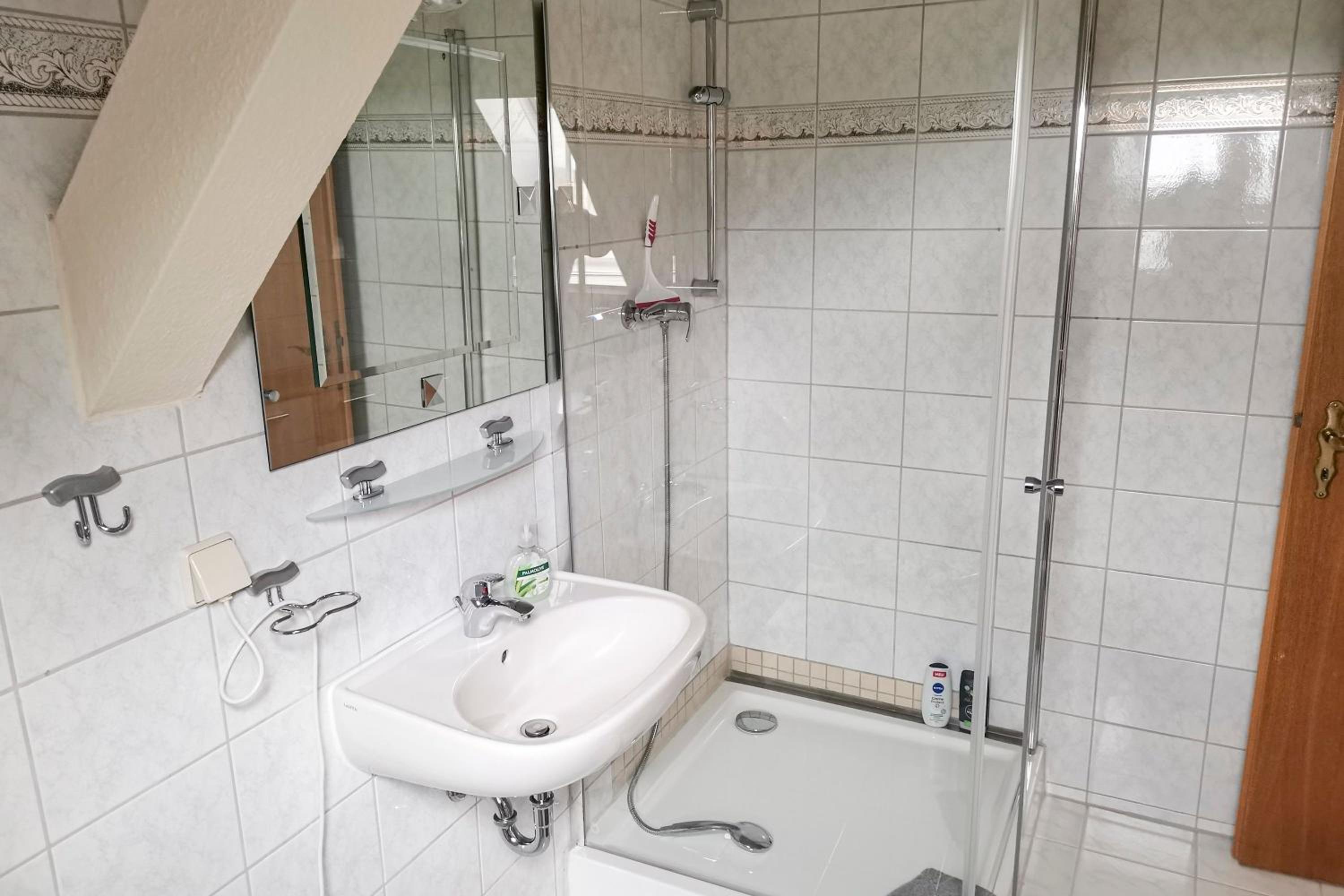 One-Bedroom Apartment with Shower photo 3