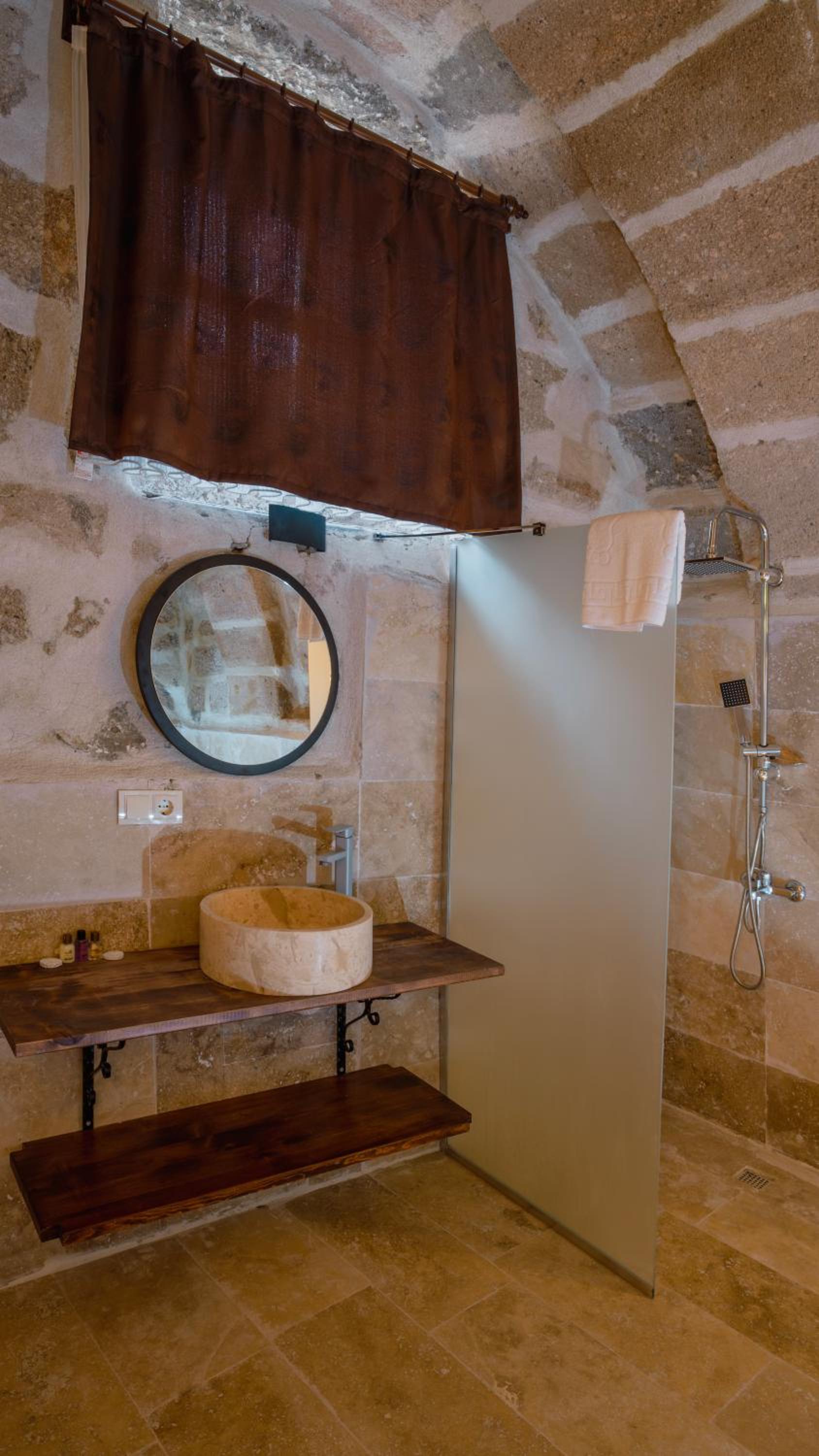 Deluxe Suite with Spa Bath photo 3