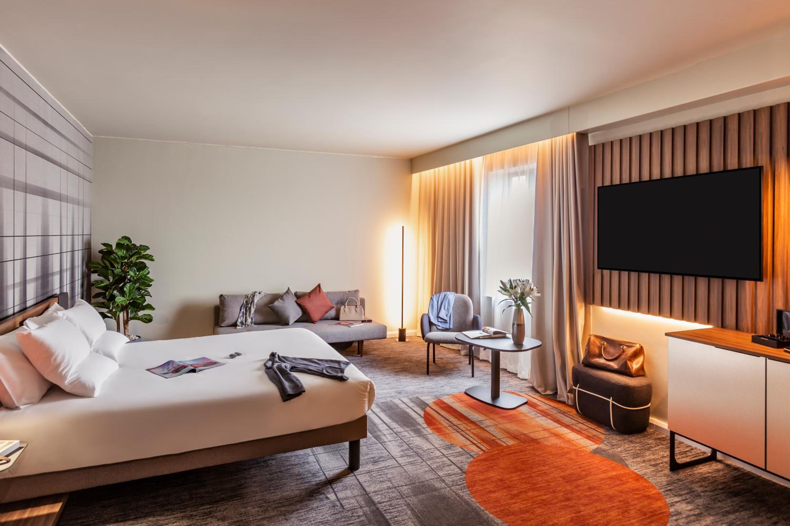 Junior Queen Suite - Photo 3