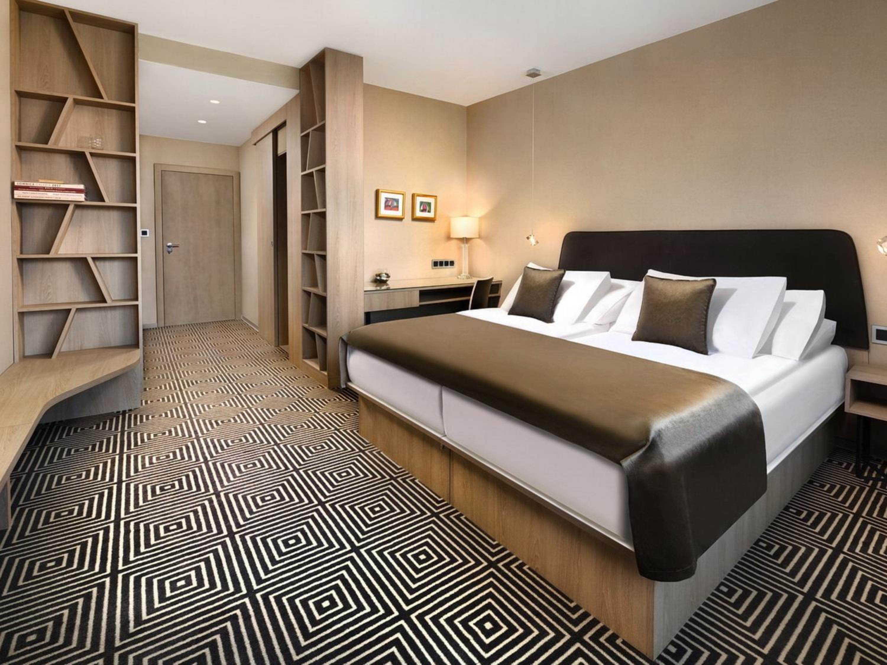 Modern Room with Balcony photo 1