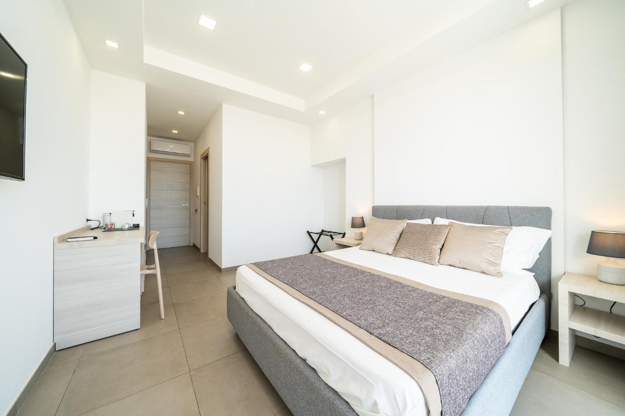 Deluxe Double Room with Balcony and Sea View