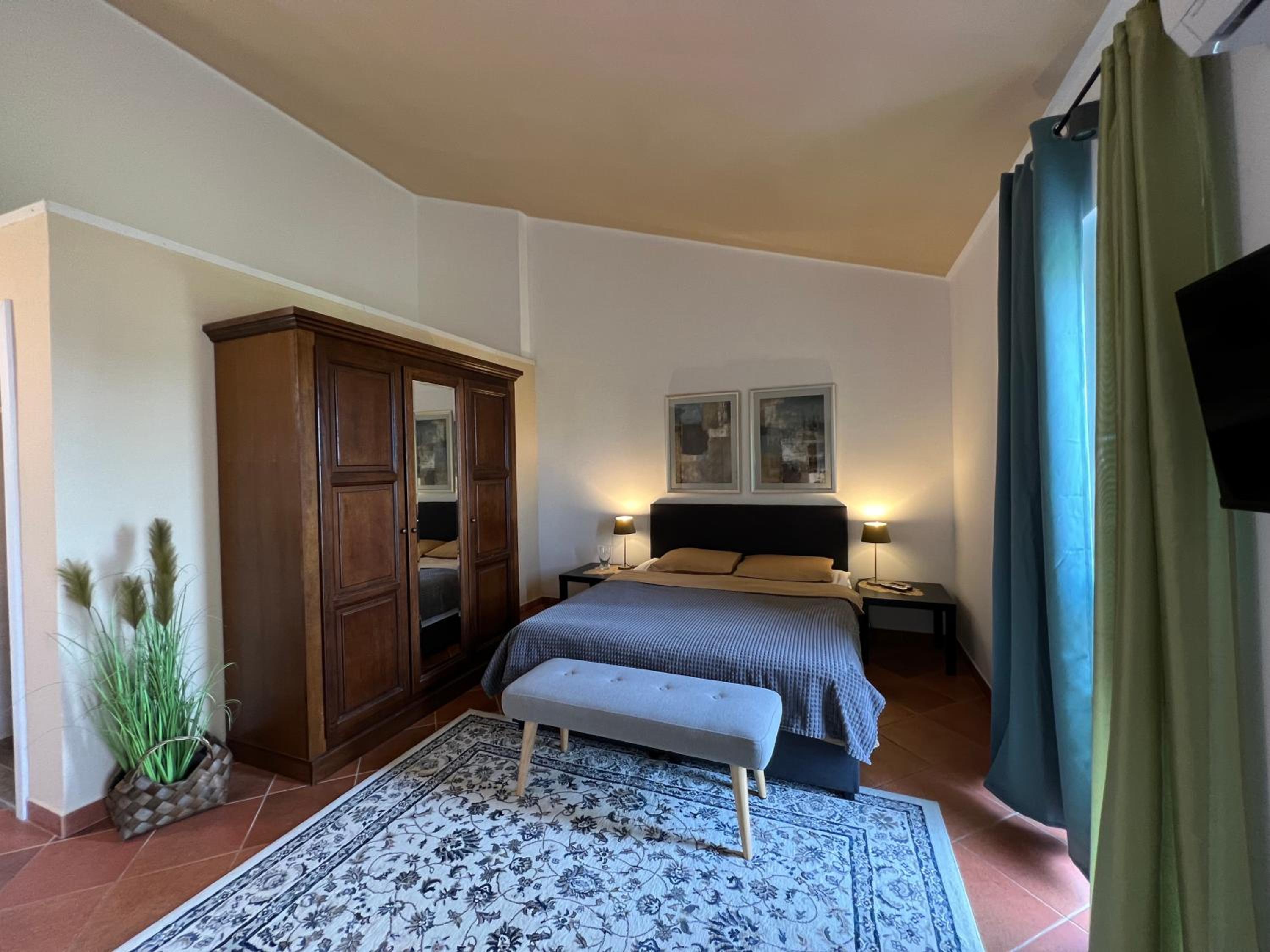 King Room with Balcony - Photo 12