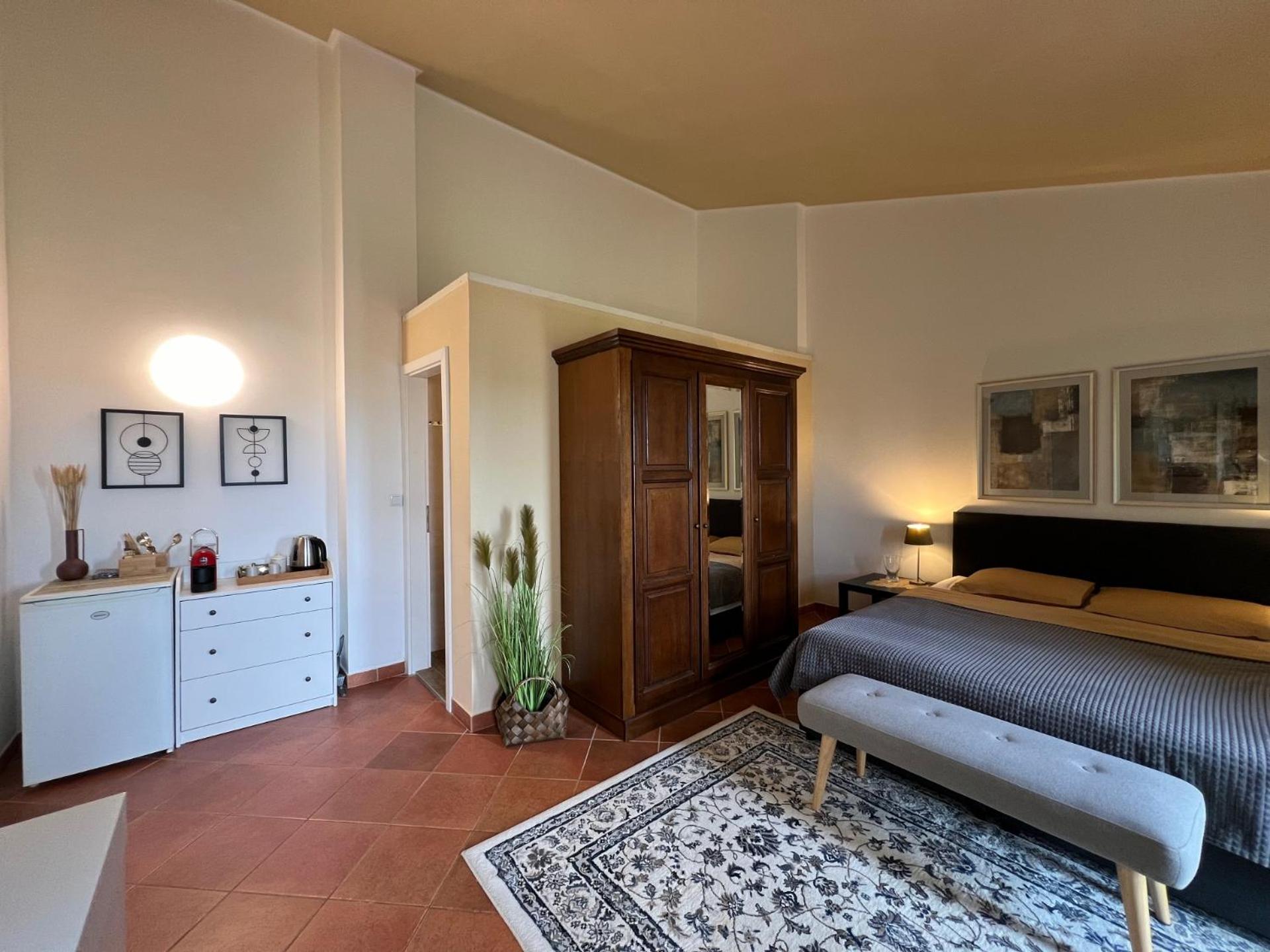 King Room with Balcony - Photo 14