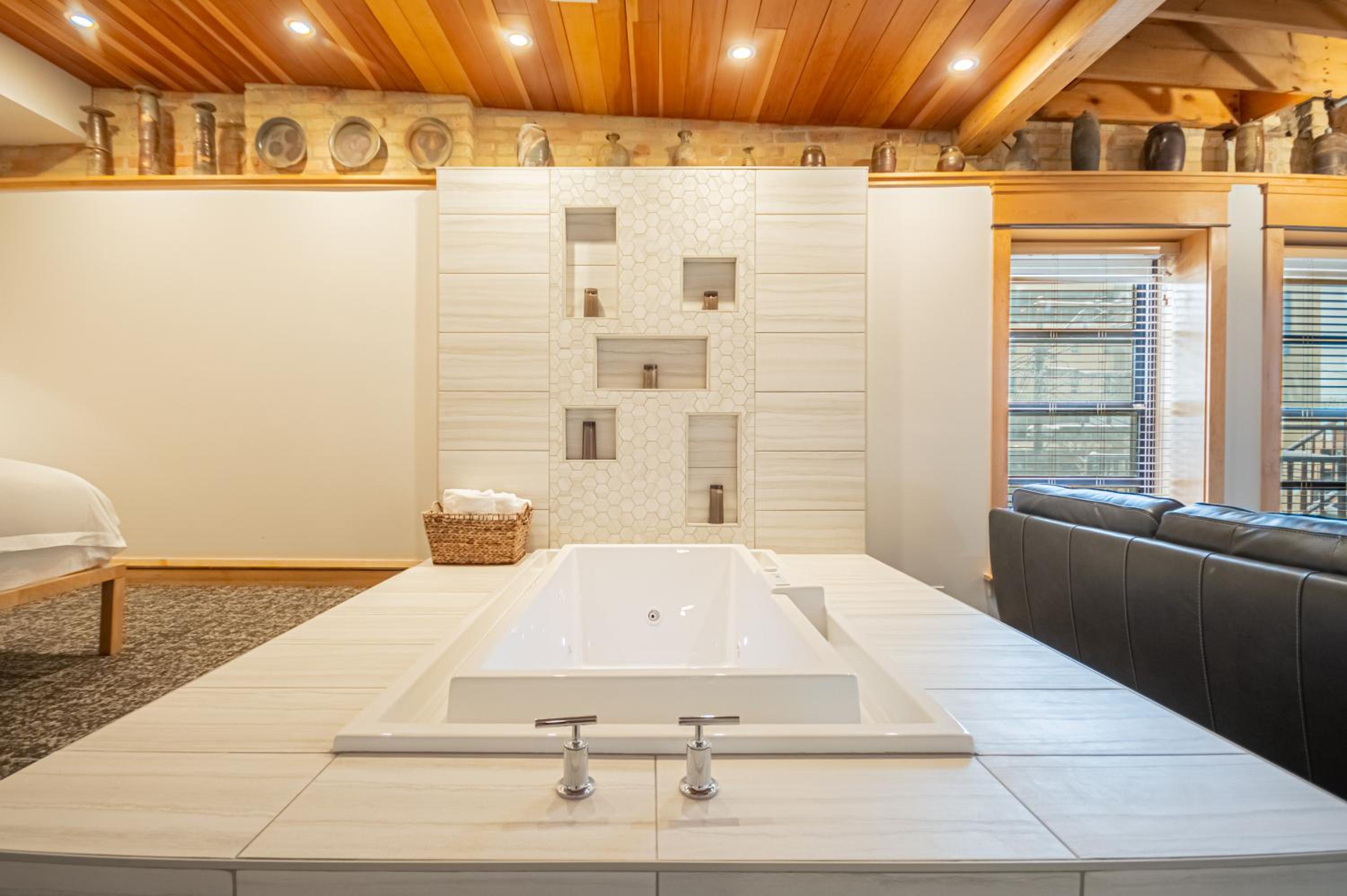 Deluxe Suite with Spa Bath photo 3