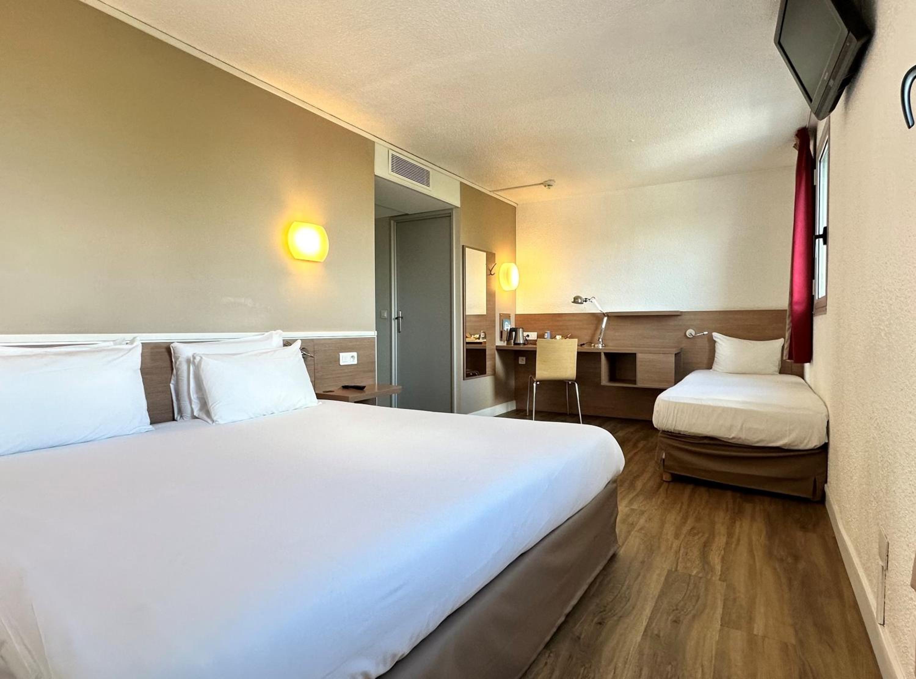 One Double Bed One Single Bed - Superior Room